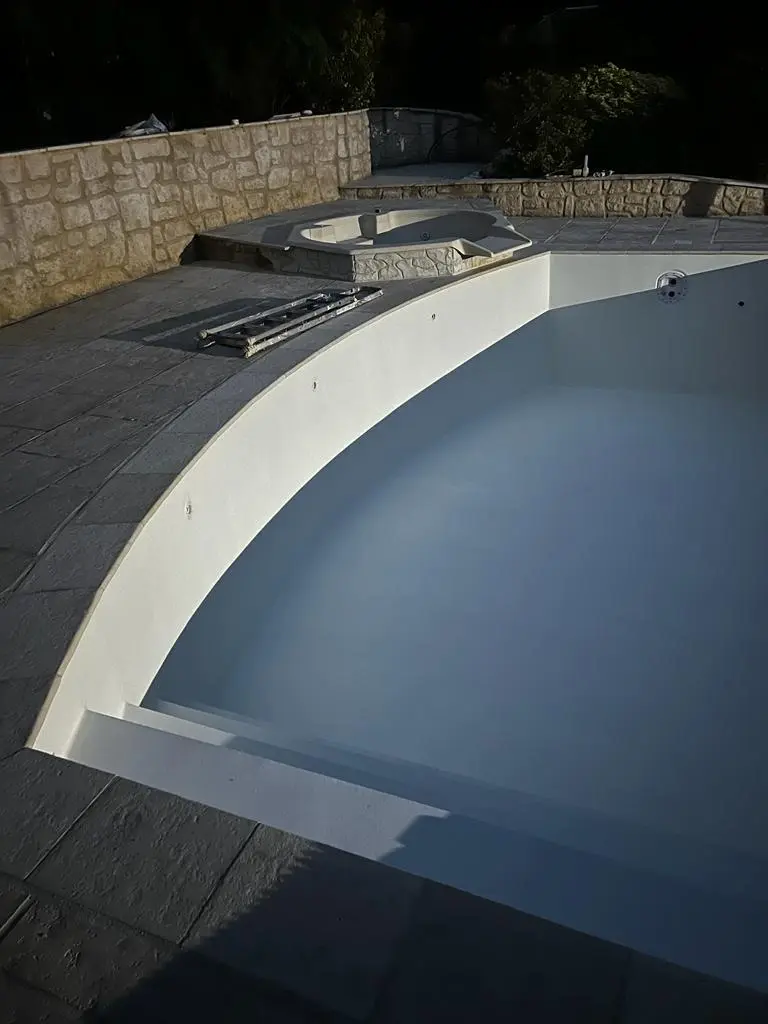 Travaux de rénovation extérieure et création et installation d'une piscine, pose de carrelage