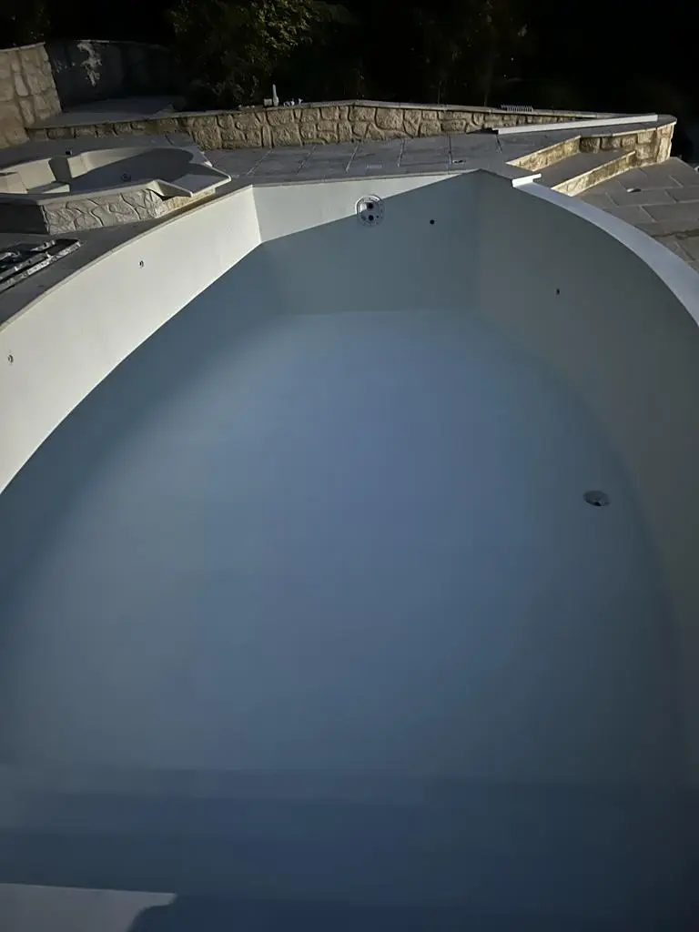Travaux de rénovation extérieure et création et installation d'une piscine, pose de carrelage