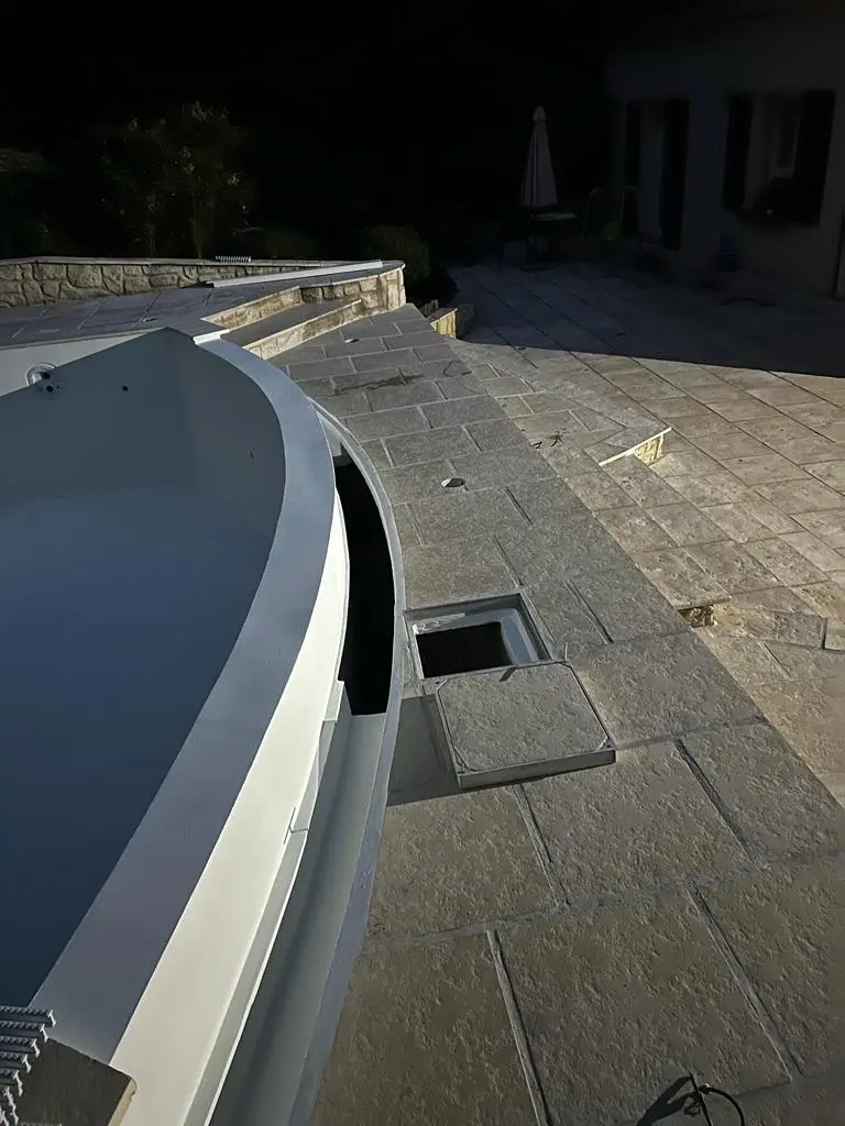 Travaux de rénovation extérieure et création et installation d'une piscine, pose de carrelage