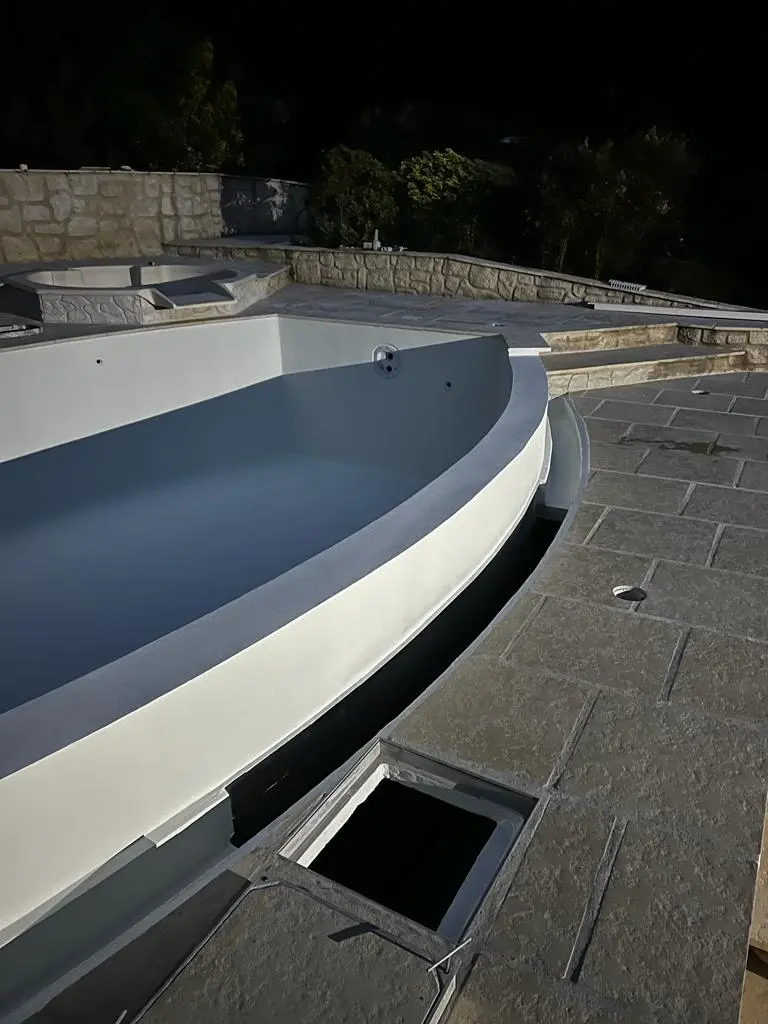 Travaux de rénovation extérieure et création et installation d'une piscine, pose de carrelage