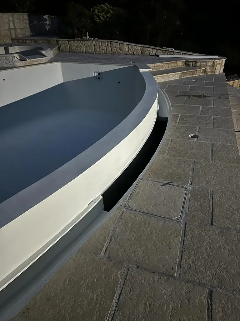 Travaux de rénovation extérieure et création et installation d'une piscine, pose de carrelage