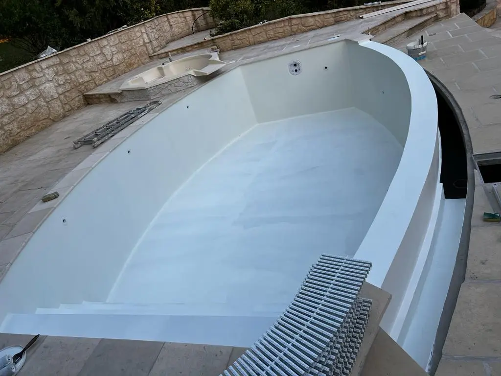 Travaux de rénovation extérieure et création et installation d'une piscine, pose de carrelage