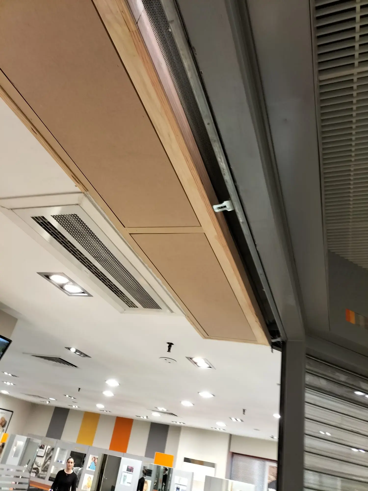 Installation de trappes de visite dans des locaux professionnels