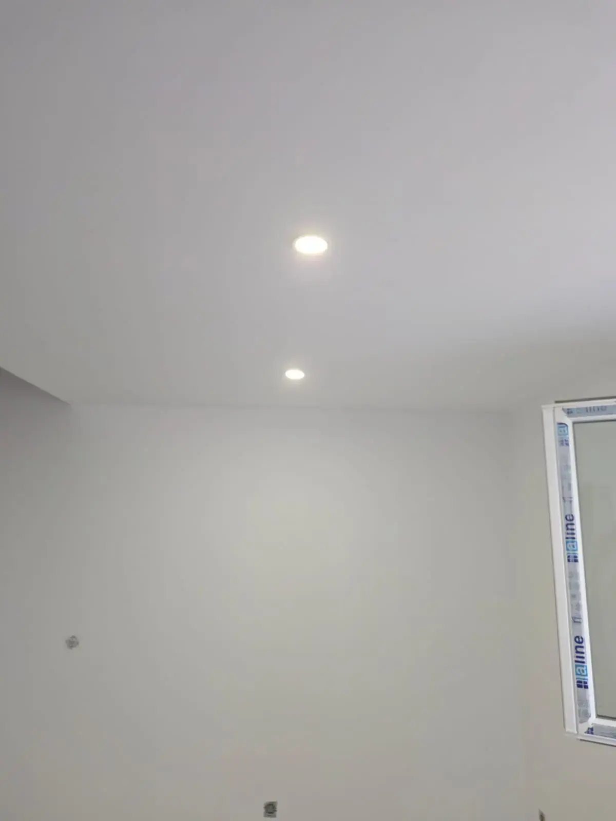 Travaux de rénovation intérieure de studio, doublage, cloison placostil, faux plafond, peinture, électricité, plomberie, menuiserie et carrelage