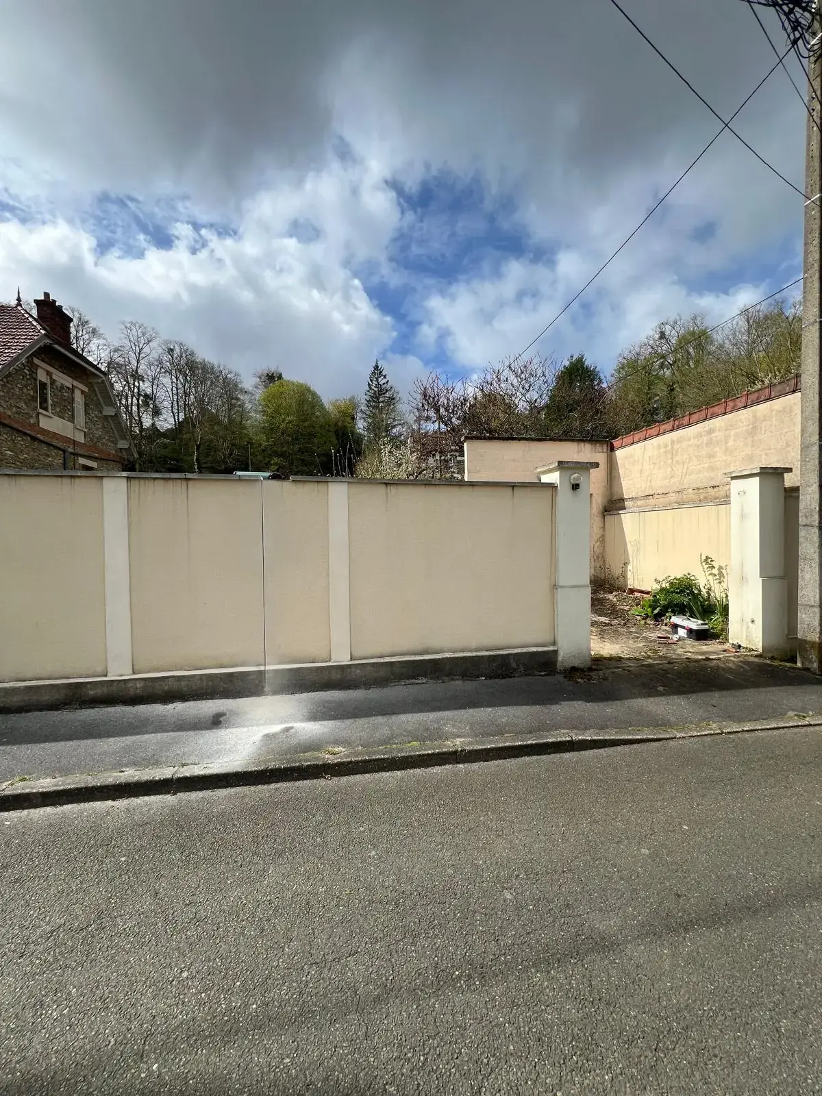 Travaux de rénovation extérieures, montage de murs de clôture en parpaing et façade