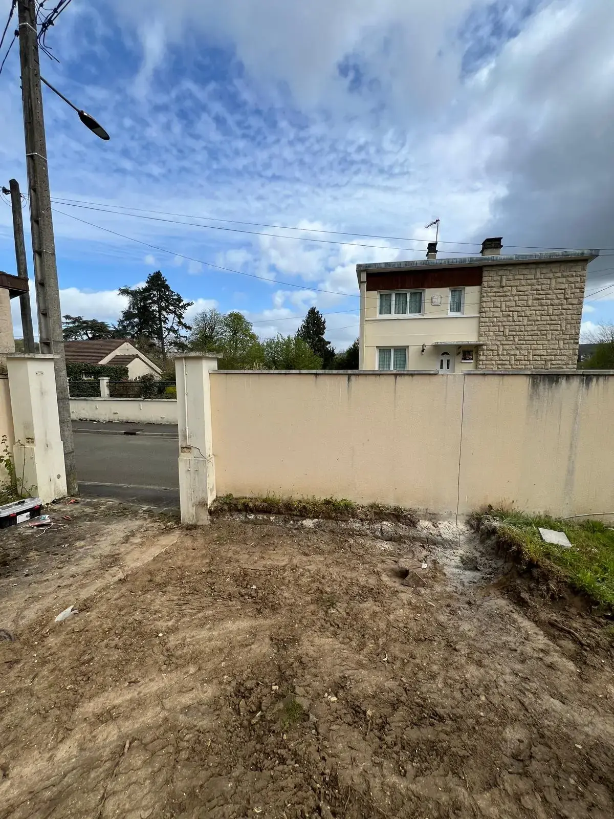 Travaux de rénovation extérieures, montage de murs de clôture en parpaing et façade
