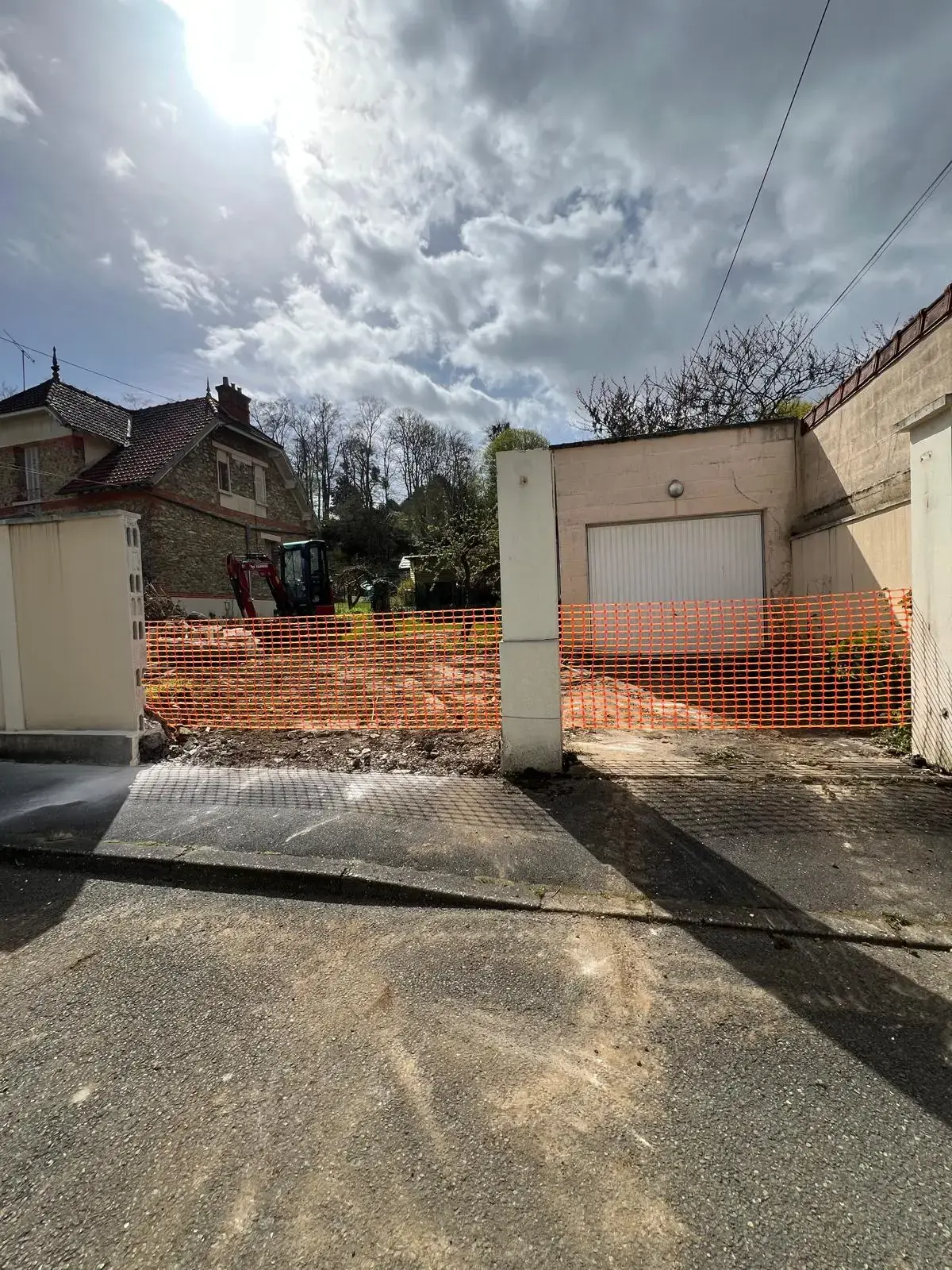 Travaux de rénovation extérieures, montage de murs de clôture en parpaing et façade