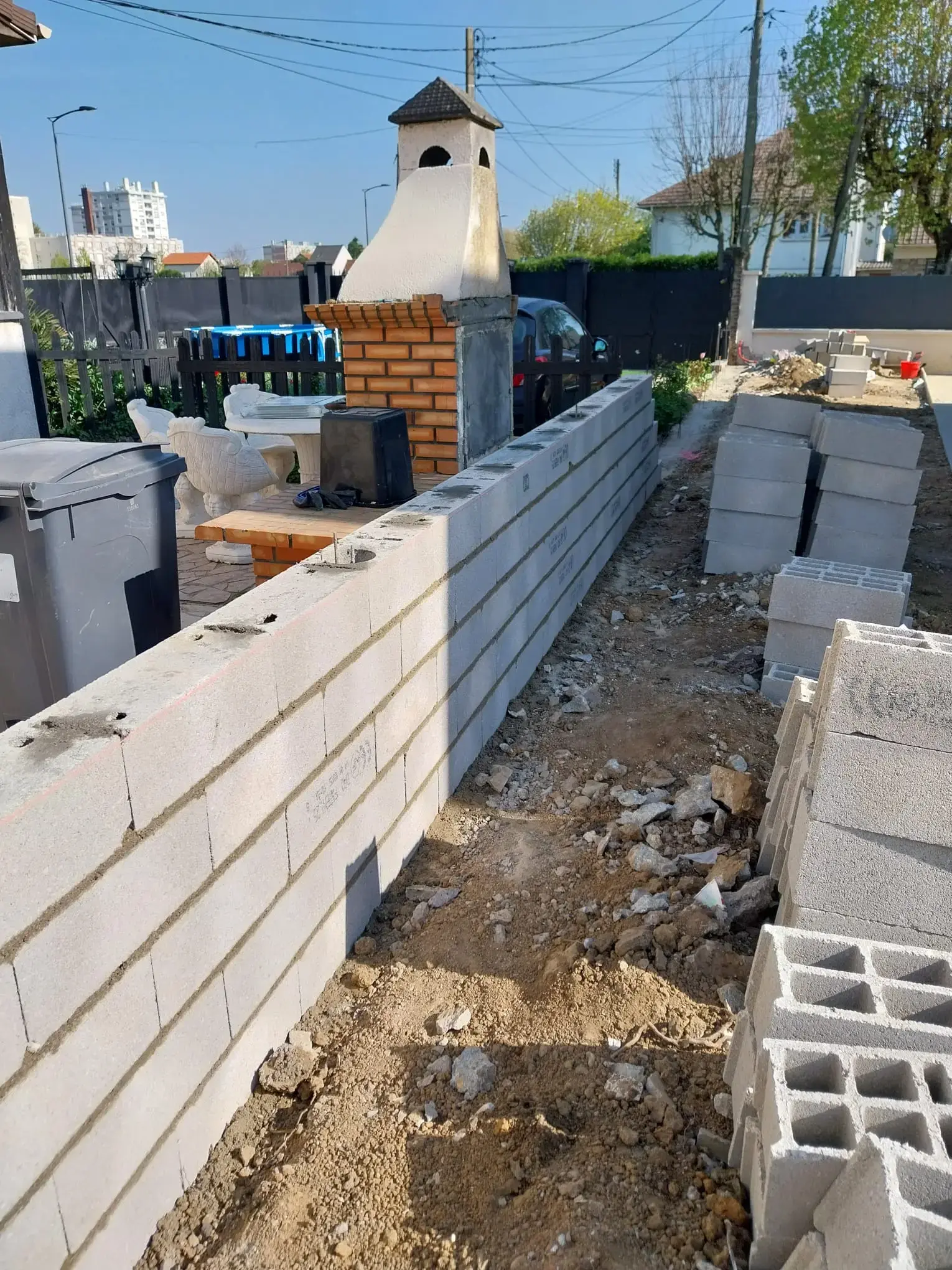 Travaux de rénovation extérieures, montage de murs de clôture en parpaing et façade
