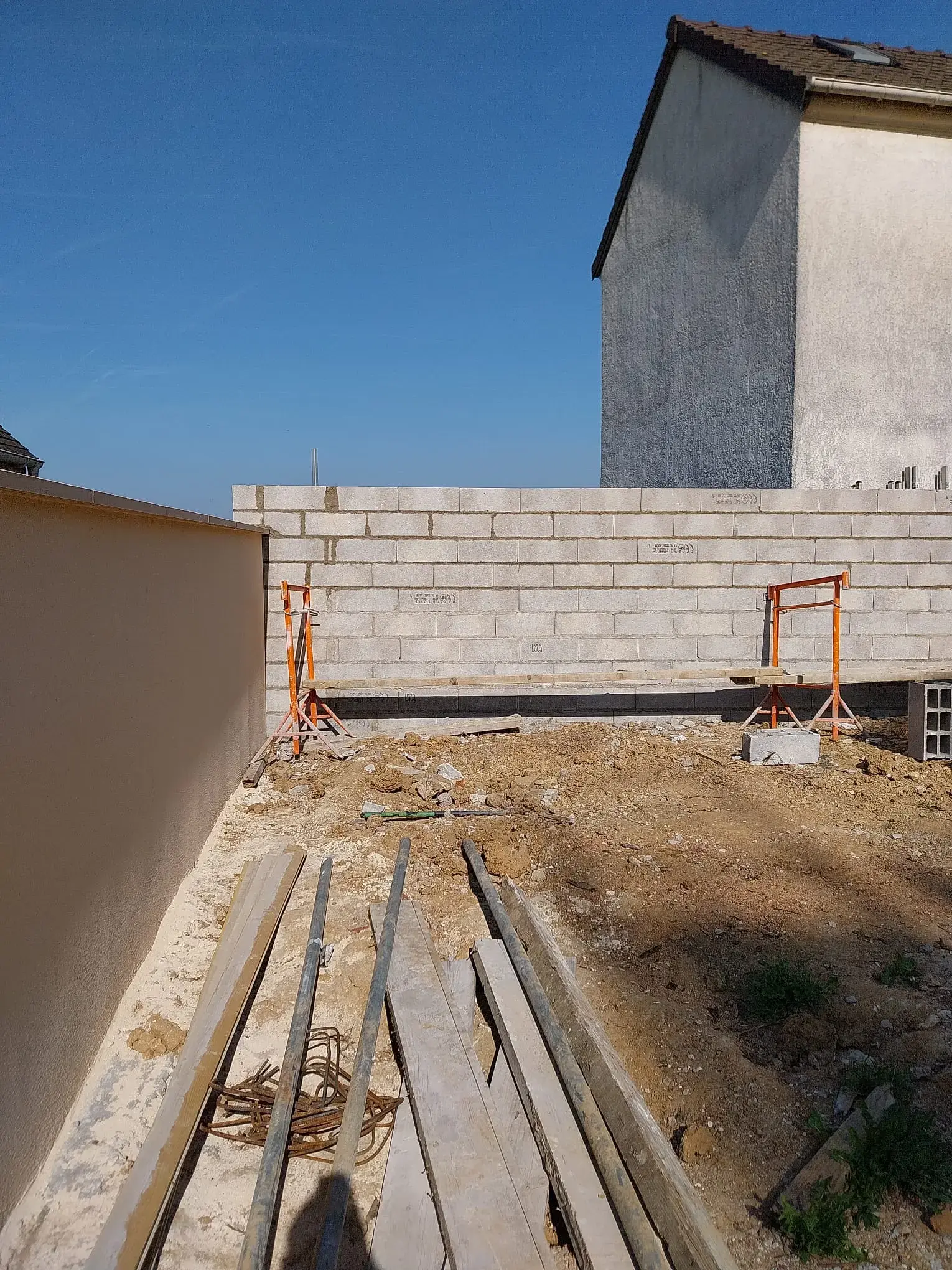 Travaux de rénovation extérieures, montage de murs de clôture en parpaing et façade