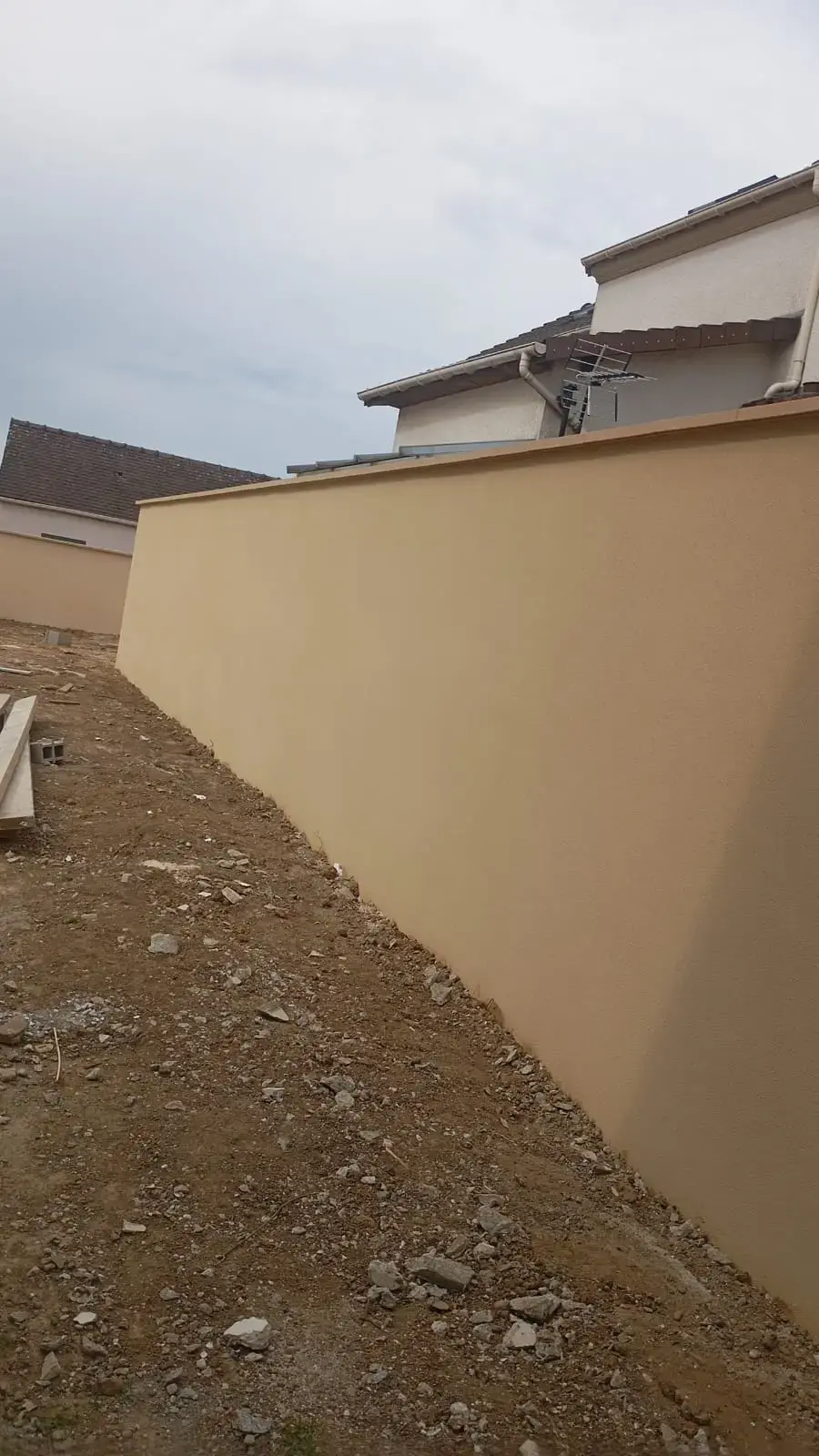 Travaux de rénovation extérieures, montage de murs de clôture en parpaing et façade