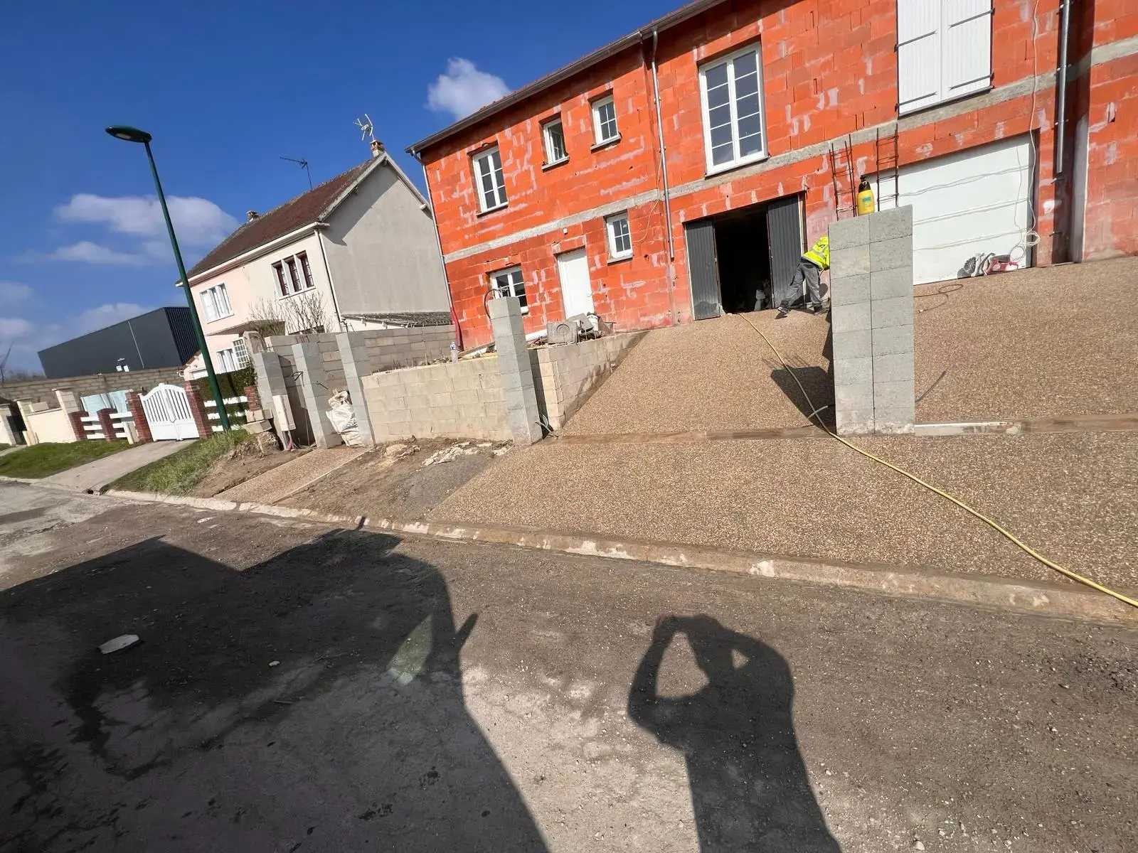 Travaux extérieurs, pavement, installation de murs de clôture en parpaing et façade