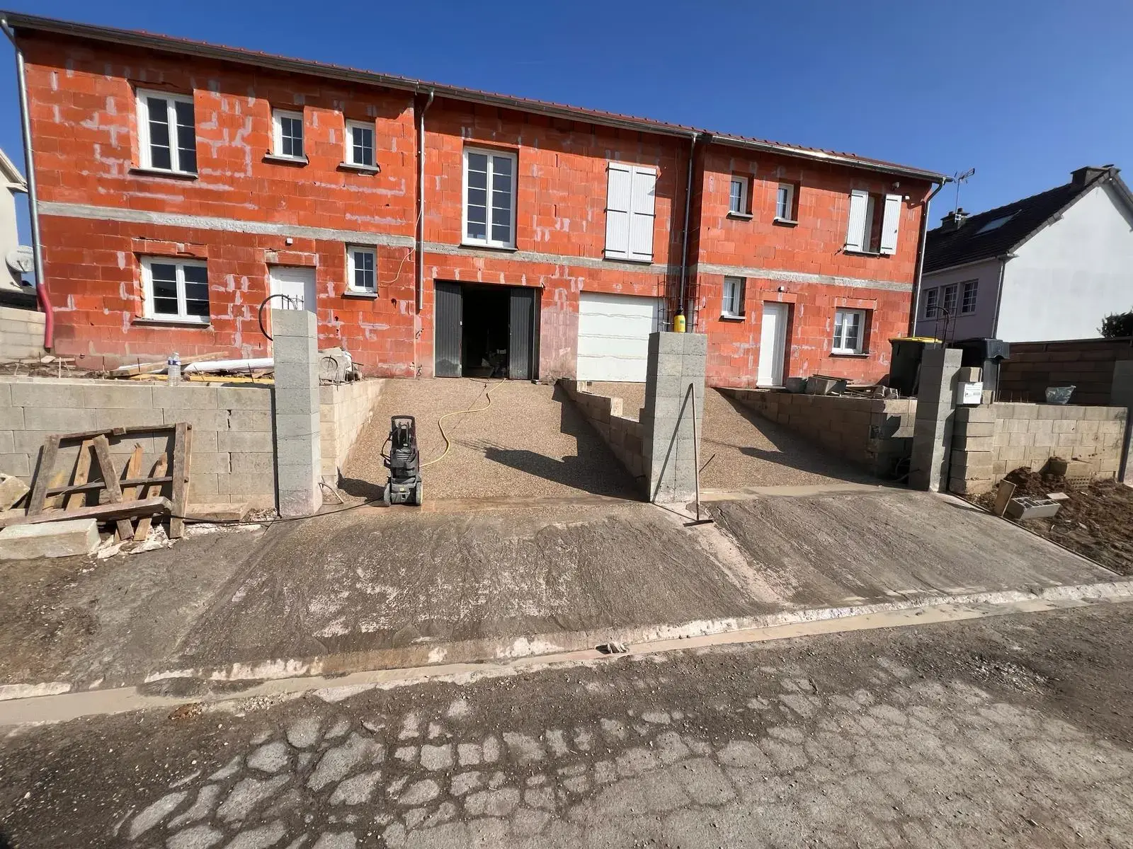 Travaux extérieurs, pavement, installation de murs de clôture en parpaing et façade