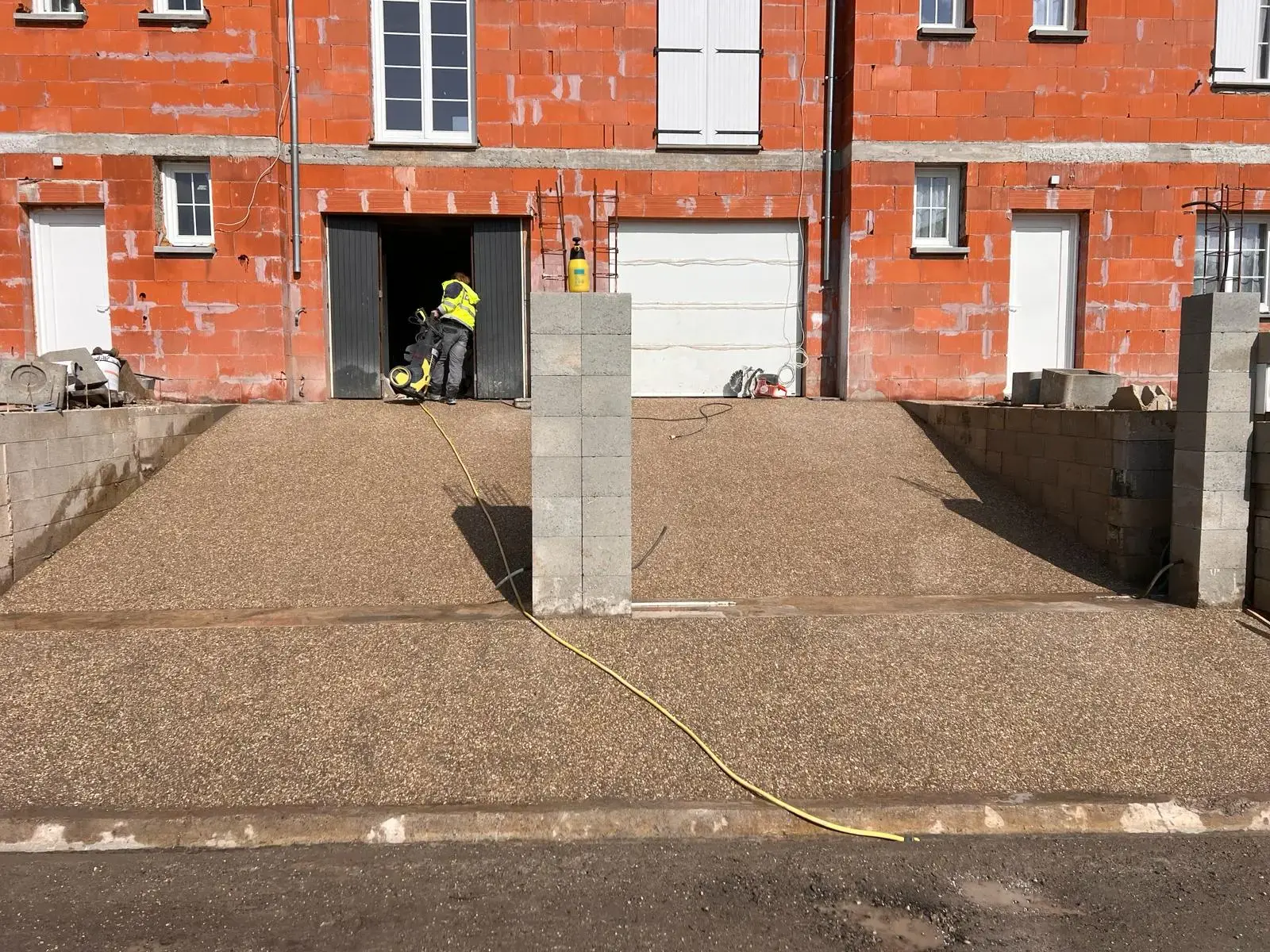 Travaux extérieurs, pavement, installation de murs de clôture en parpaing et façade