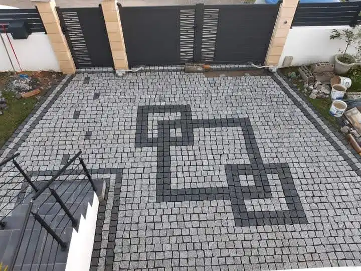 Travaux extérieurs, pavement, installation de murs de clôture en parpaing et façade