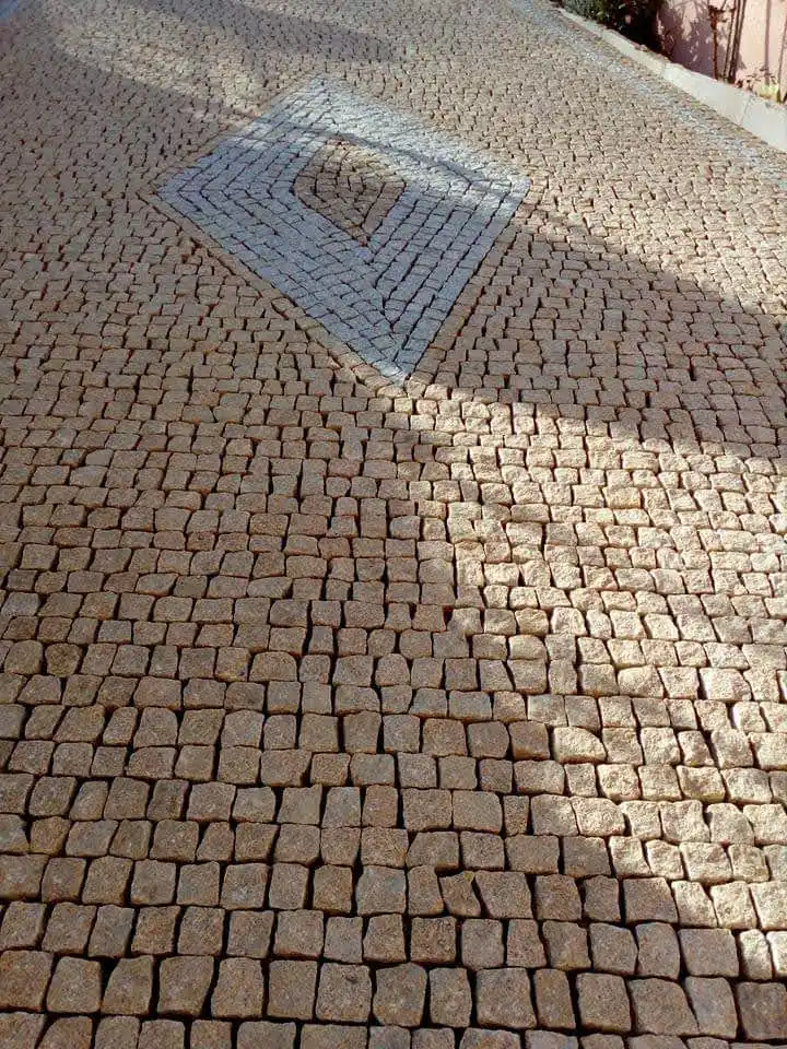 Travaux extérieurs, pavement, installation de murs de clôture en parpaing et façade