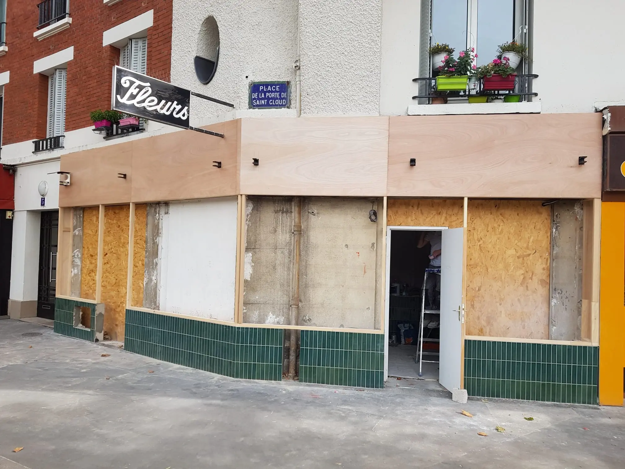 Travaux de rénovation de la façade d'une boutique de fleuriste, peinture, pose de carrelage, électricité