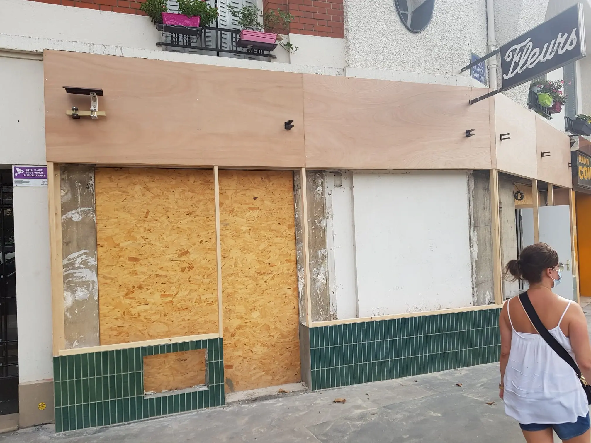 Travaux de rénovation de la façade d'une boutique de fleuriste, peinture, pose de carrelage, électricité