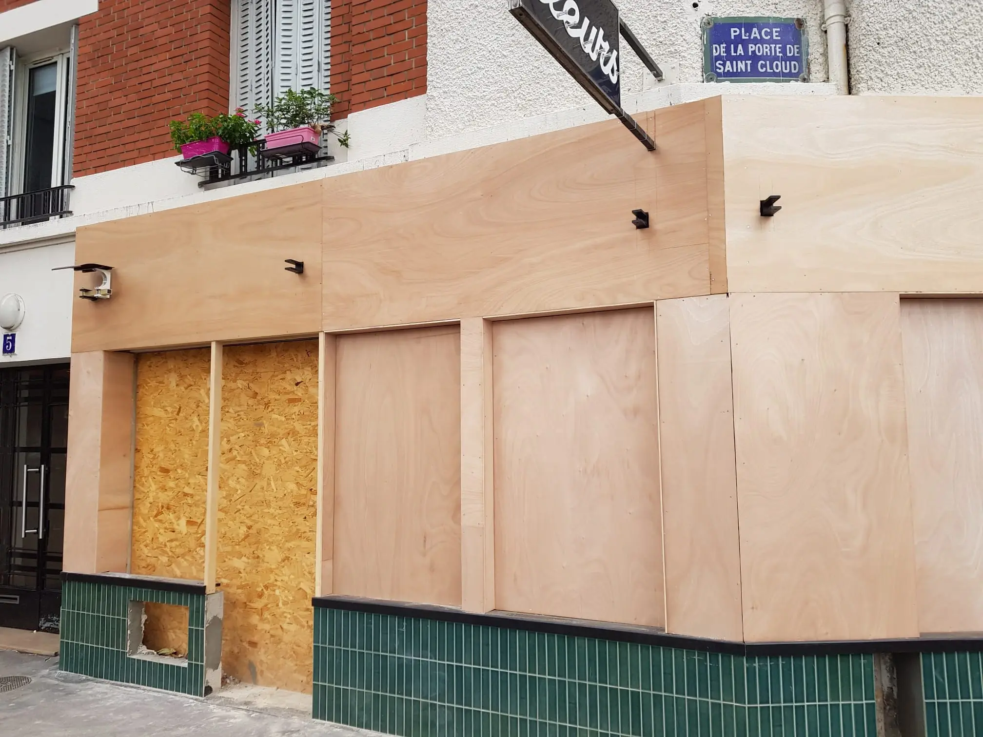 Travaux de rénovation de la façade d'une boutique de fleuriste, peinture, pose de carrelage, électricité