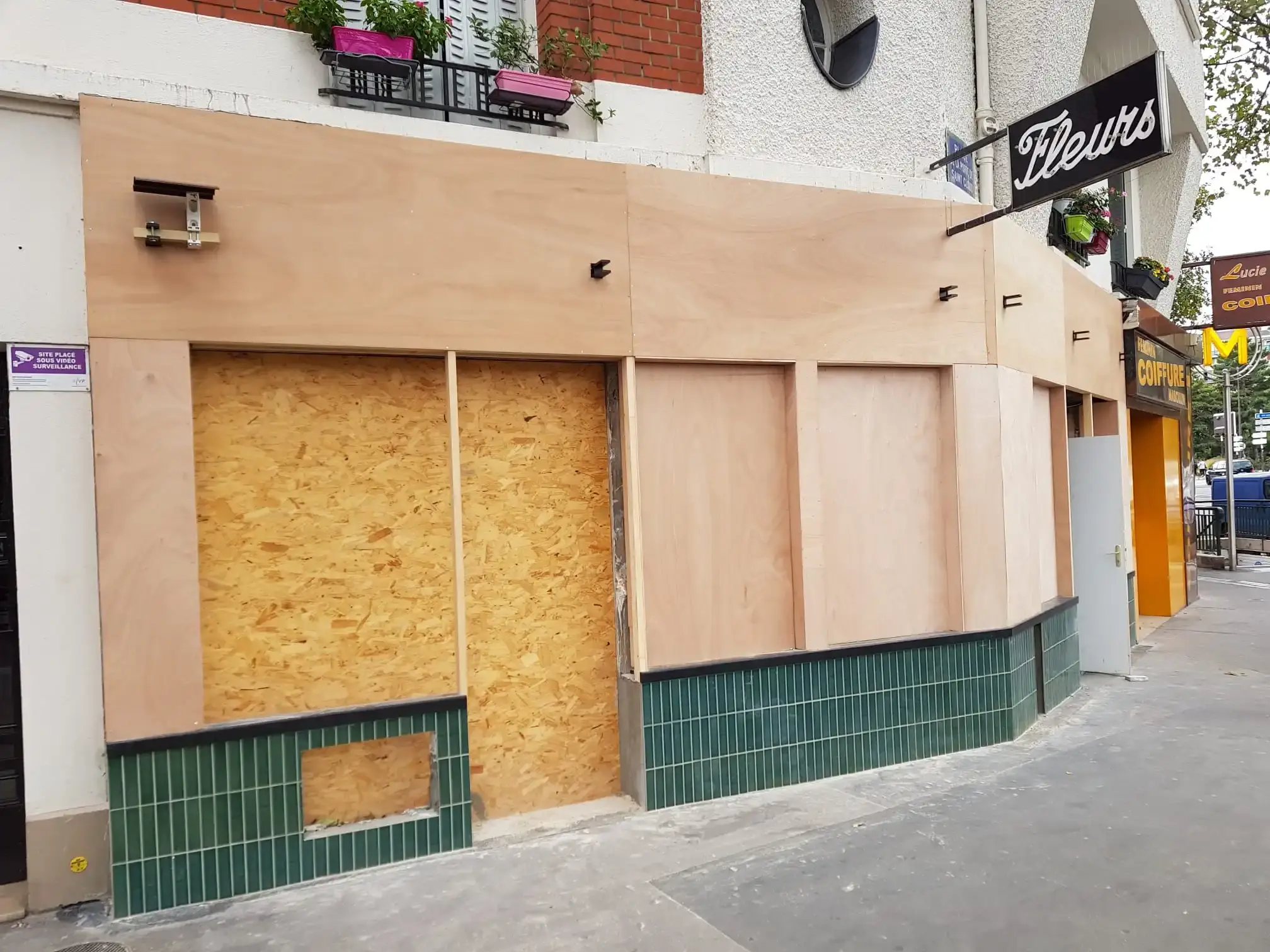 Travaux de rénovation de la façade d'une boutique de fleuriste, peinture, pose de carrelage, électricité