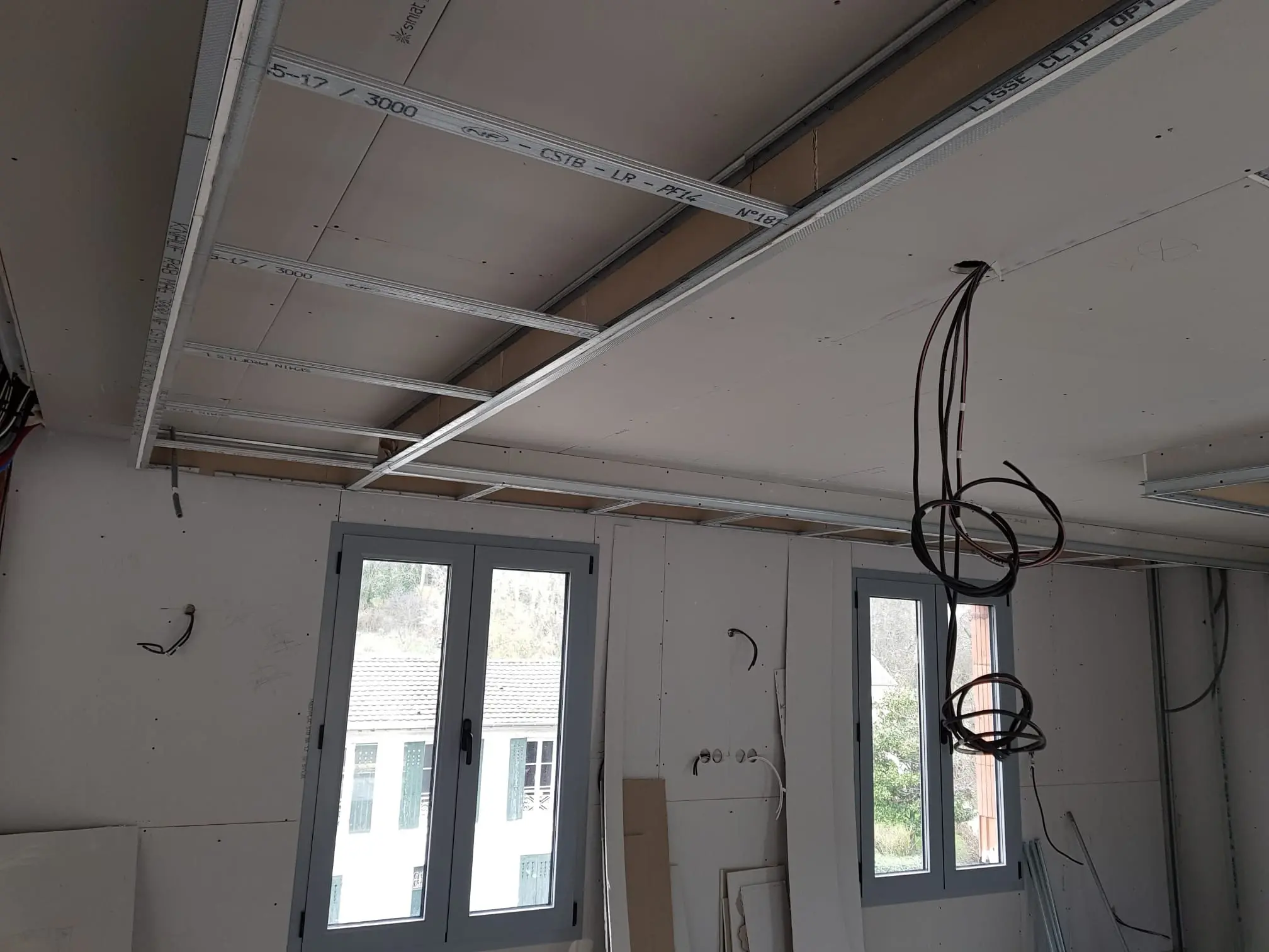 Travaux de rénovation intérieure, doublage, isolation, cloison, faux plafond, pose de carrelage, fenêtre, décoration murale et électricité