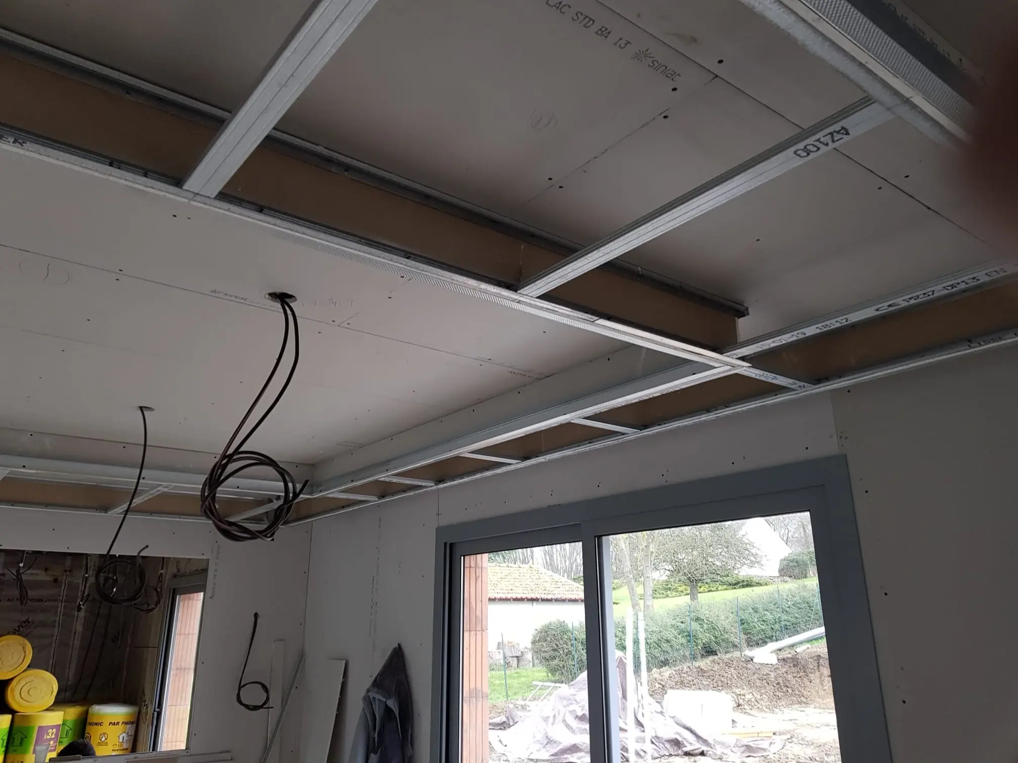 Travaux de rénovation intérieure, doublage, isolation, cloison, faux plafond, pose de carrelage, fenêtre, décoration murale et électricité