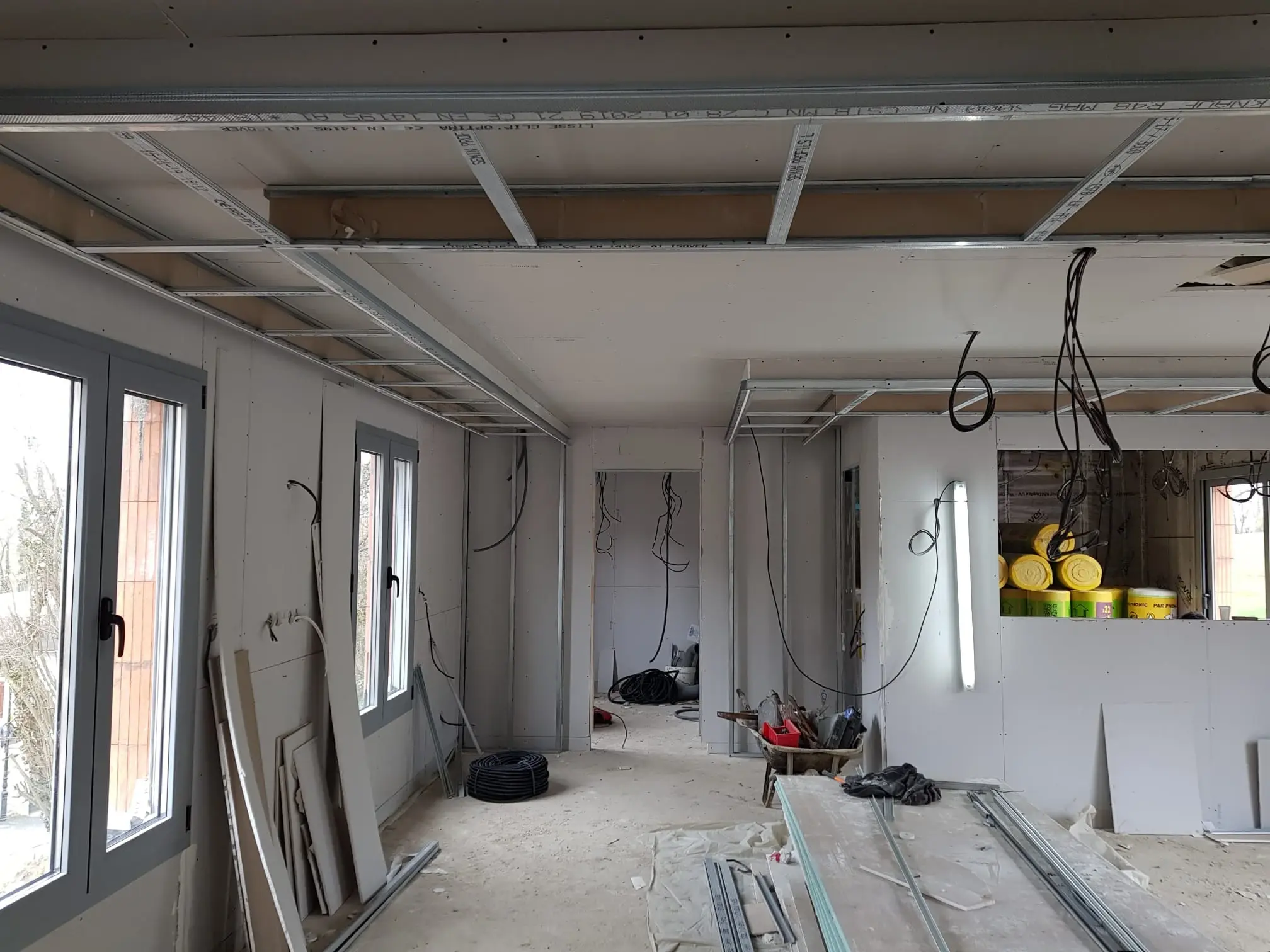 Travaux de rénovation intérieure, doublage, isolation, cloison, faux plafond, pose de carrelage, fenêtre, décoration murale et électricité