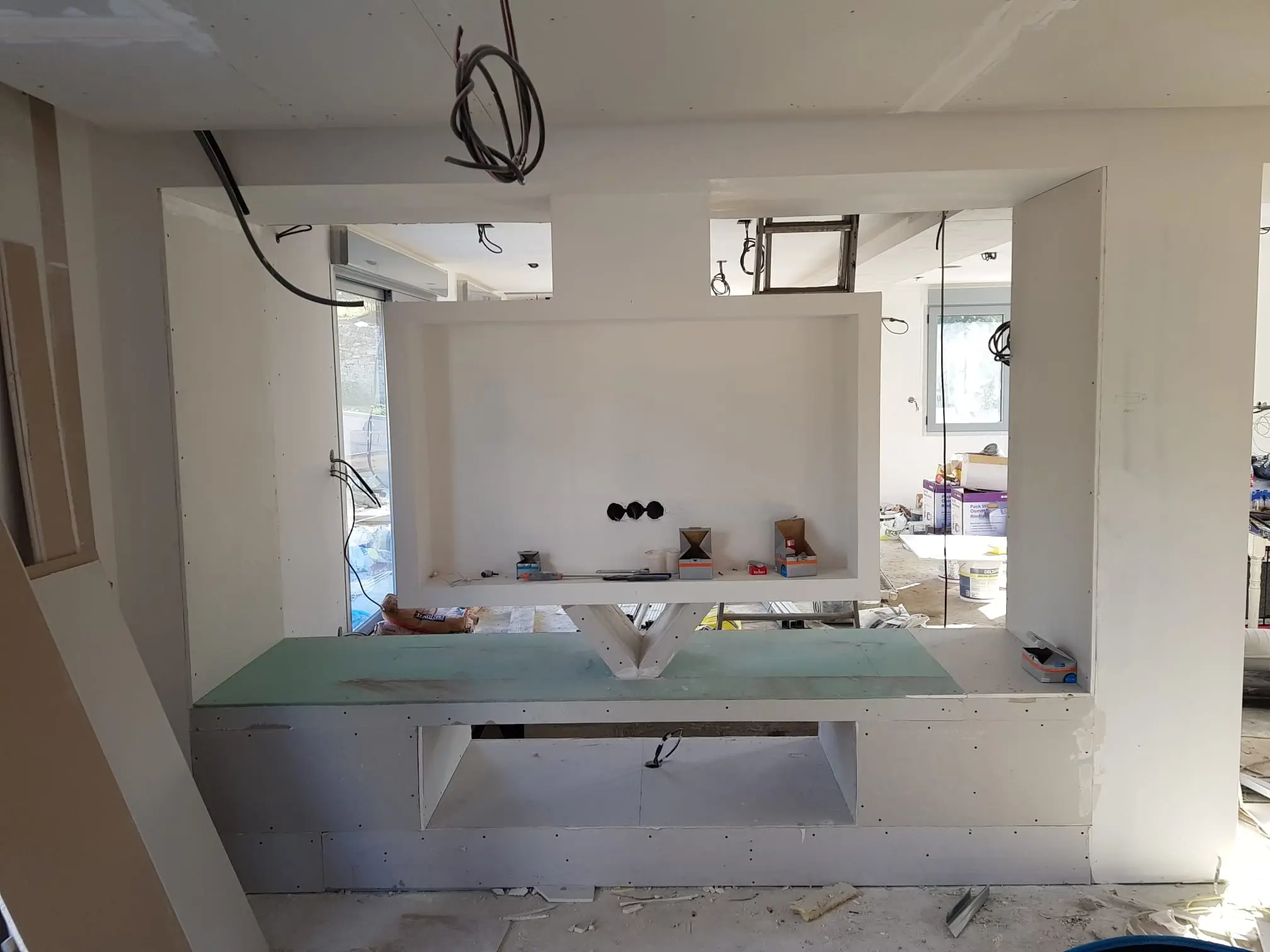 Travaux de rénovation intérieure, doublage, isolation, cloison, faux plafond, pose de carrelage, fenêtre, décoration murale et électricité