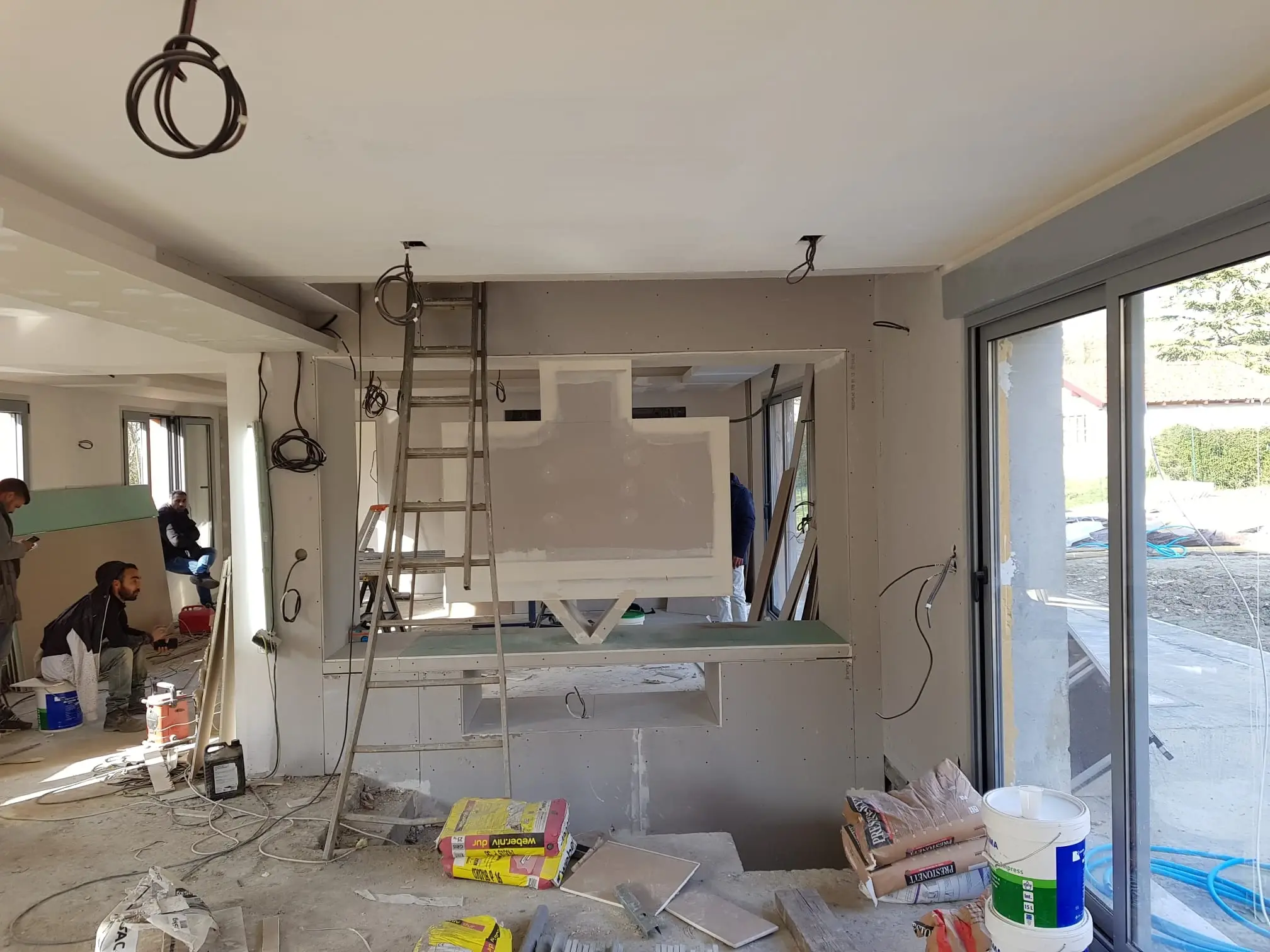 Travaux de rénovation intérieure, doublage, isolation, cloison, faux plafond, pose de carrelage, fenêtre, décoration murale et électricité