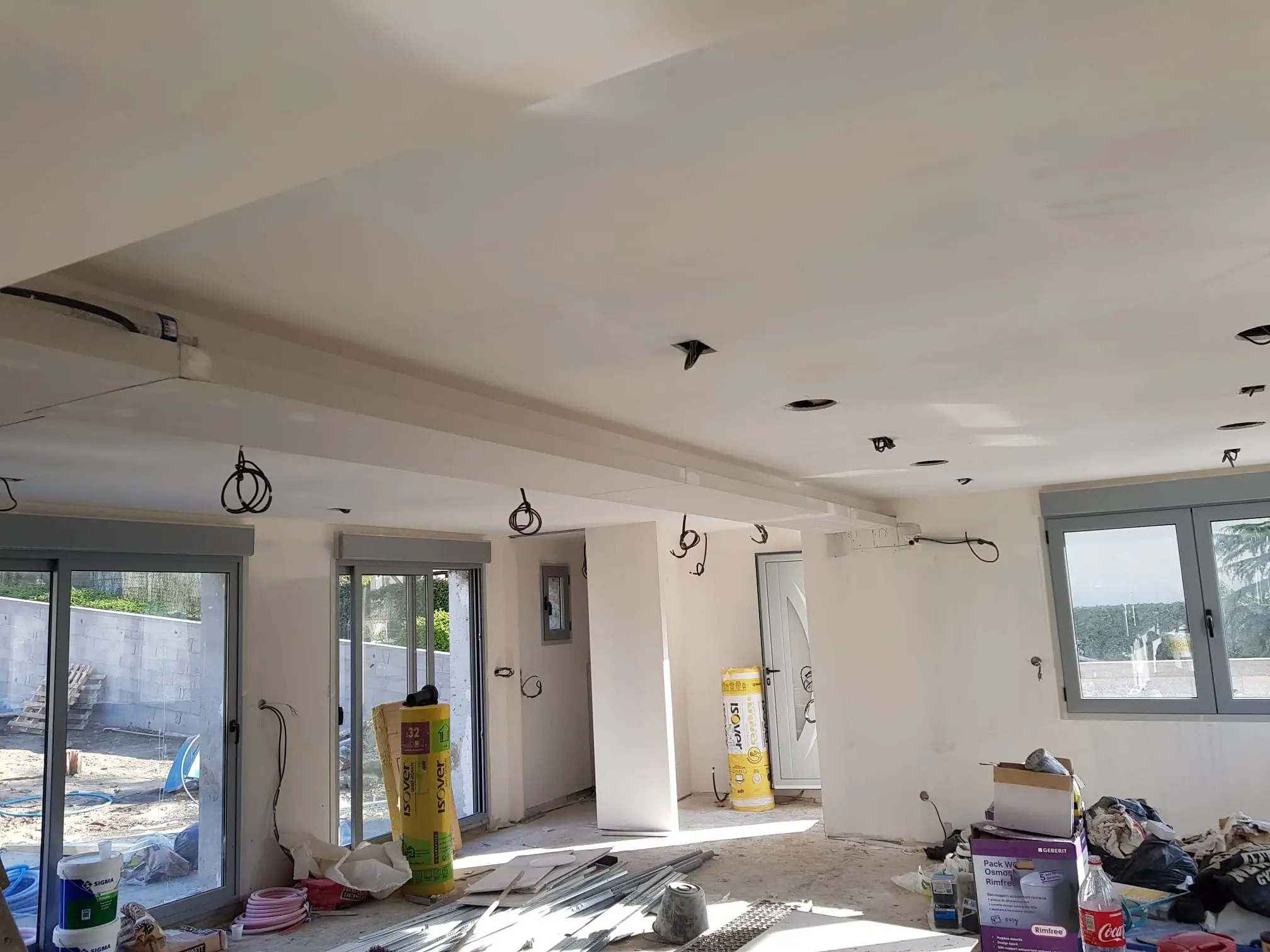 Travaux de rénovation intérieure, doublage, isolation, cloison, faux plafond, pose de carrelage, fenêtre, décoration murale et électricité