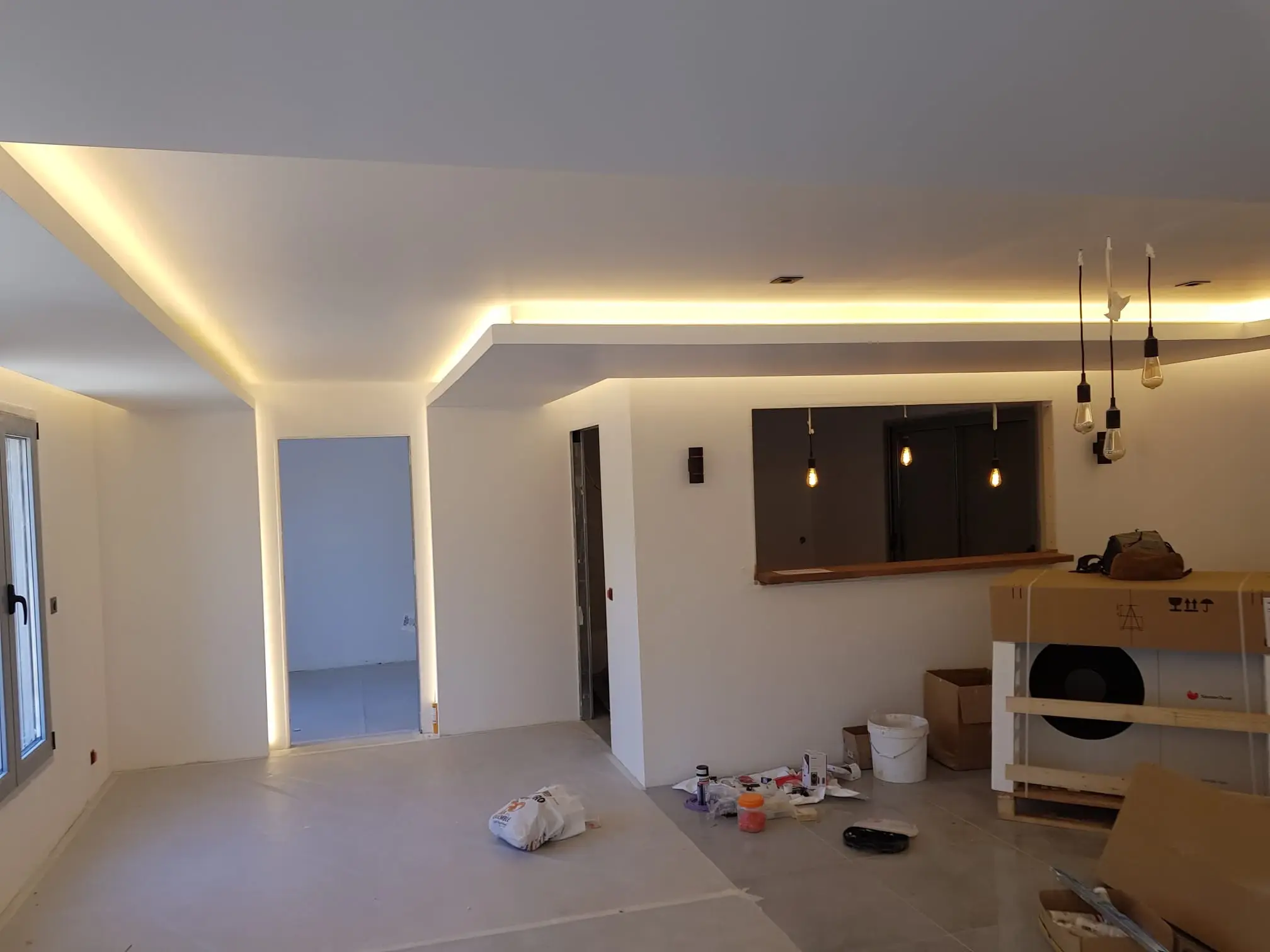 Travaux de rénovation intérieure, doublage, isolation, cloison, faux plafond, pose de carrelage, fenêtre, décoration murale et électricité