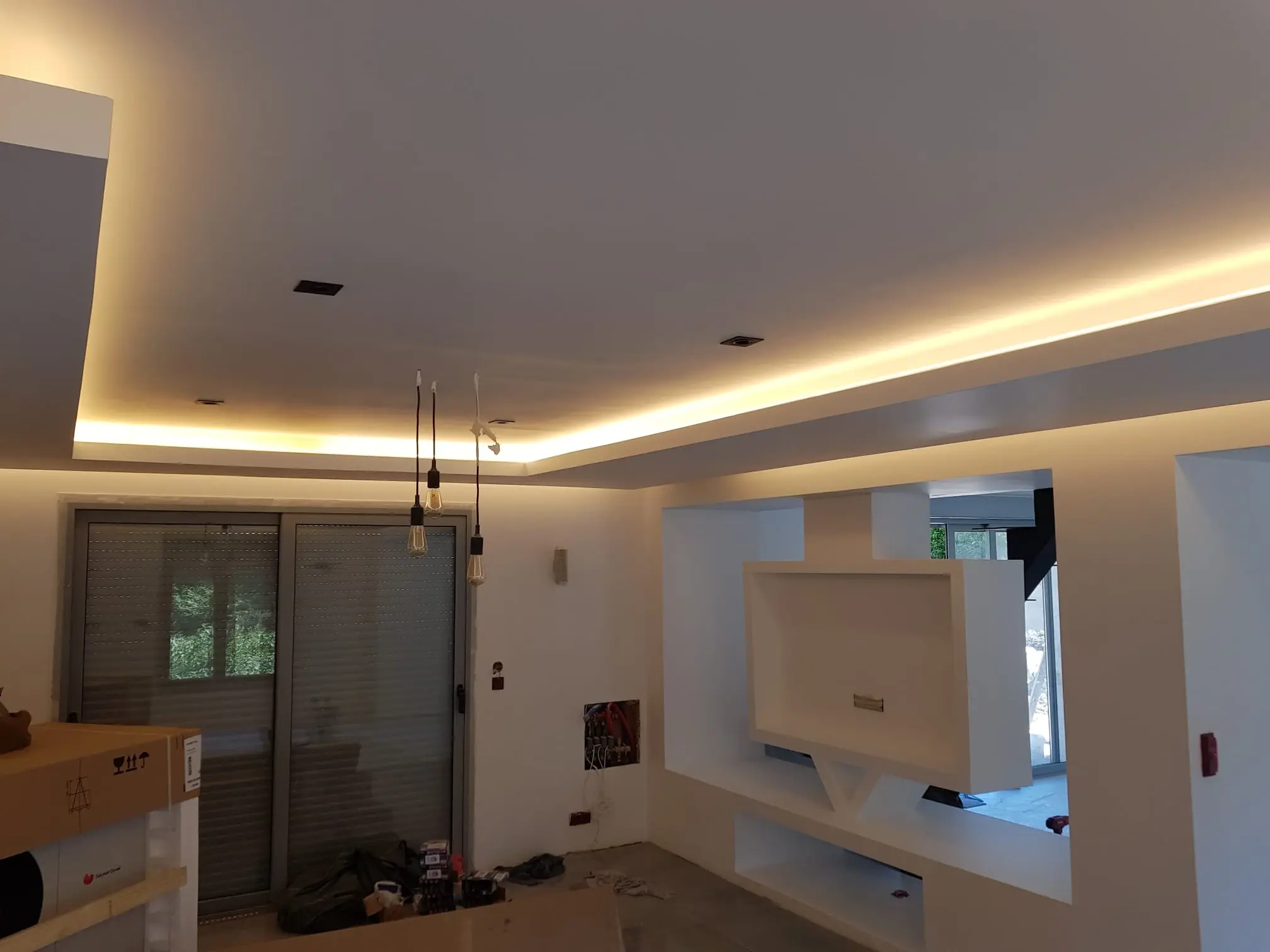 Travaux de rénovation intérieure, doublage, isolation, cloison, faux plafond, pose de carrelage, fenêtre, décoration murale et électricité