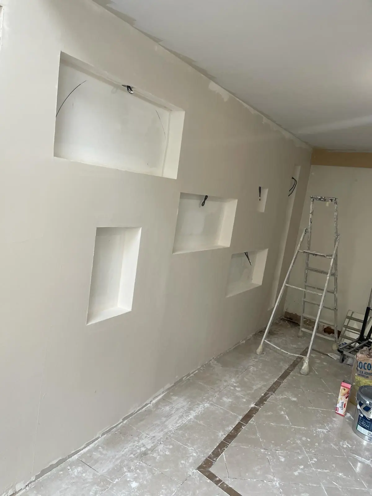 Travaux de rénovation intérieure, doublage, isolation, cloison, faux plafond, pose de carrelage, fenêtre, décoration murale et électricité