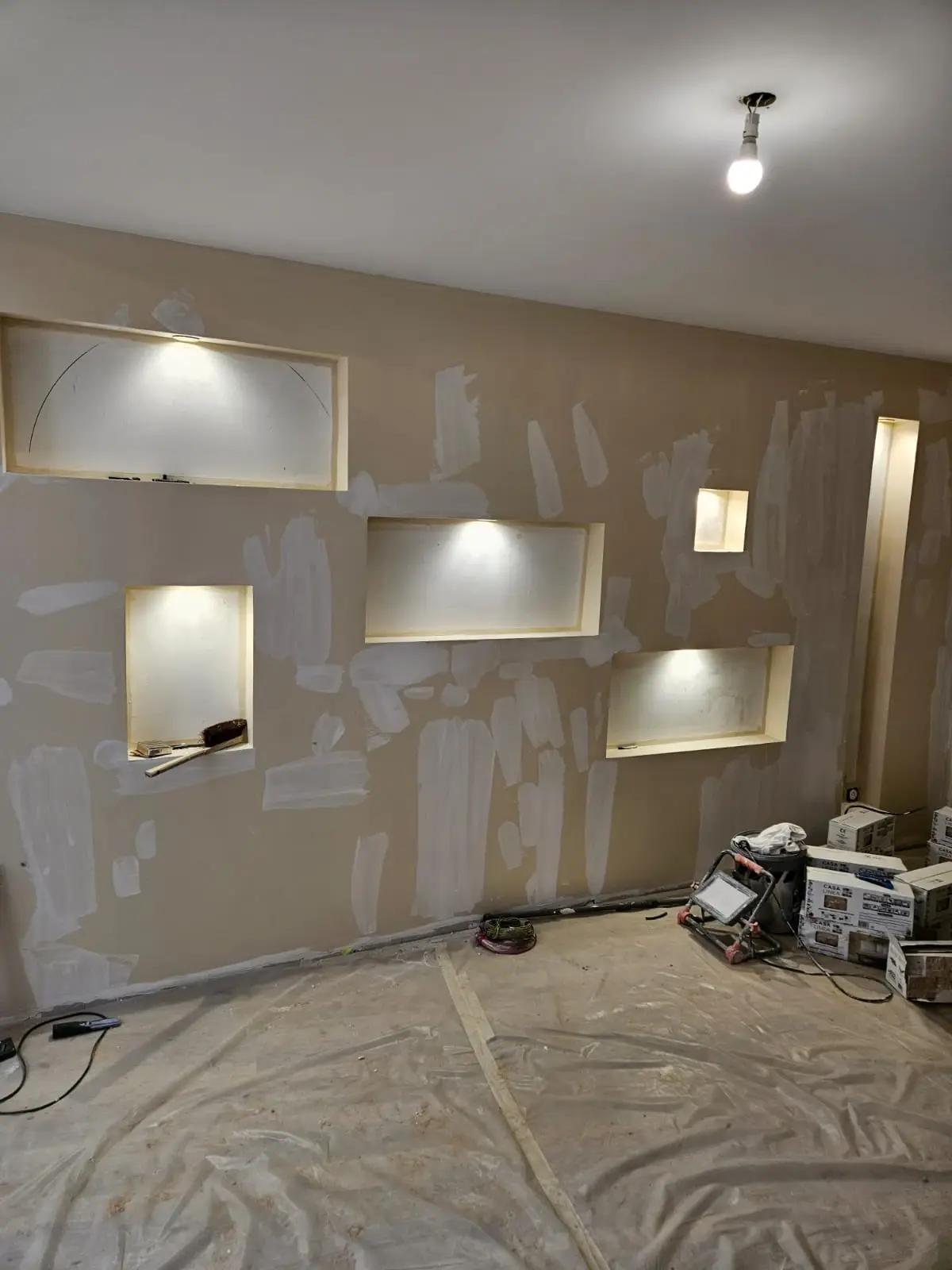 Travaux de rénovation intérieure, doublage, isolation, cloison, faux plafond, pose de carrelage, fenêtre, décoration murale et électricité