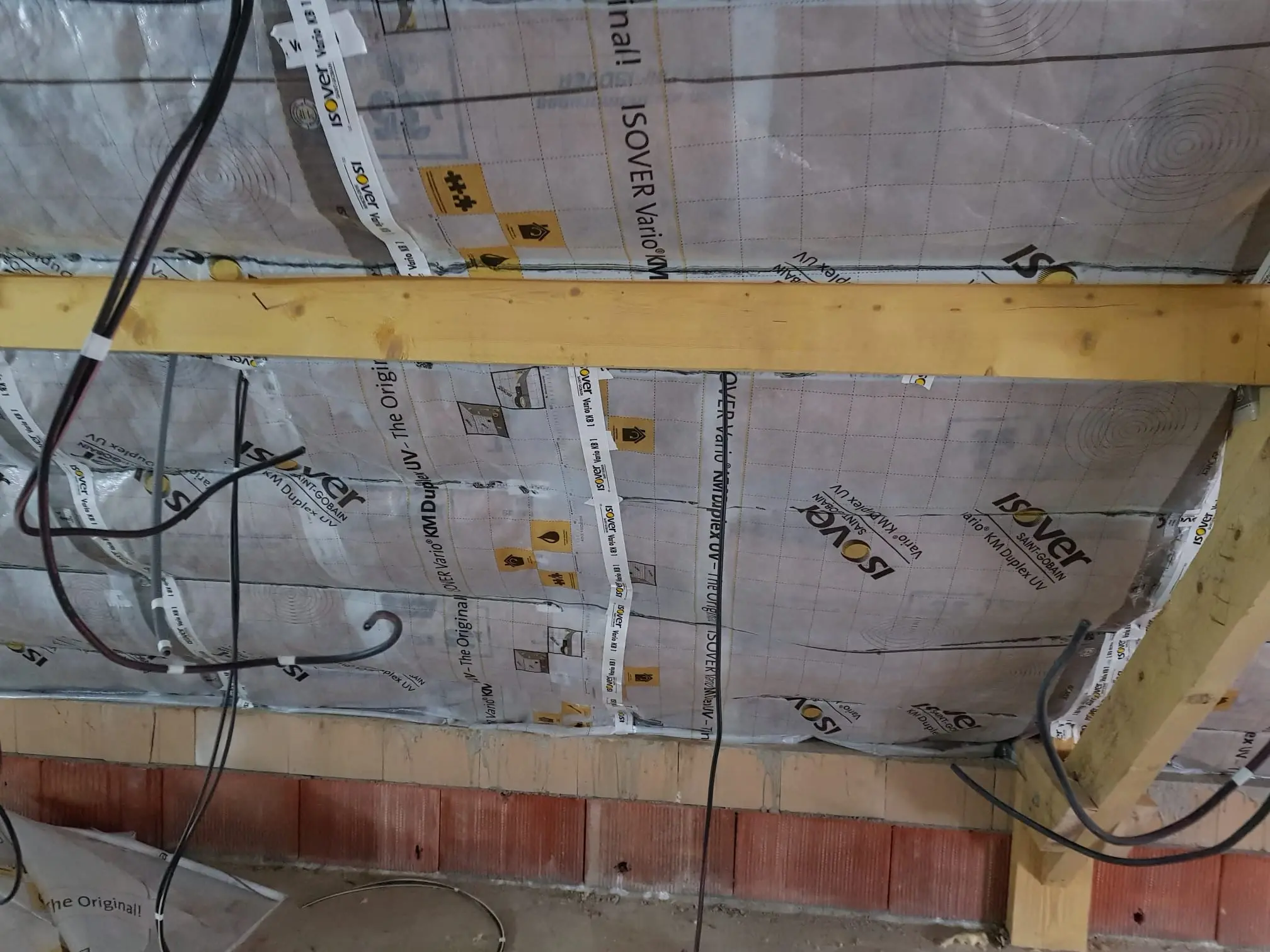 Travaux de rénovation intérieure, doublage, isolation, cloison, faux plafond, pose de carrelage, fenêtre, décoration murale et électricité
