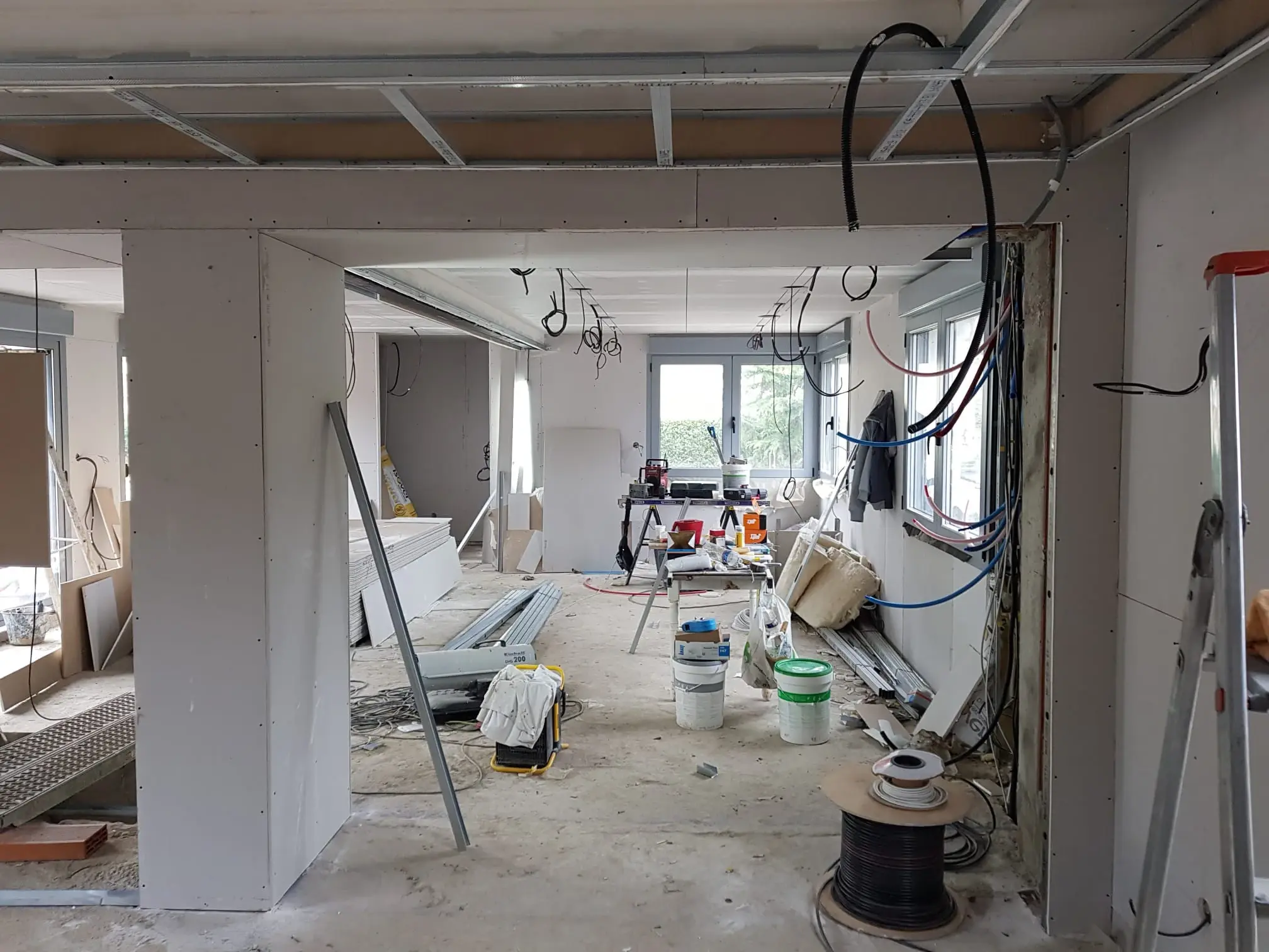 Travaux de rénovation intérieure, doublage, isolation, cloison, faux plafond, pose de carrelage, fenêtre, décoration murale et électricité