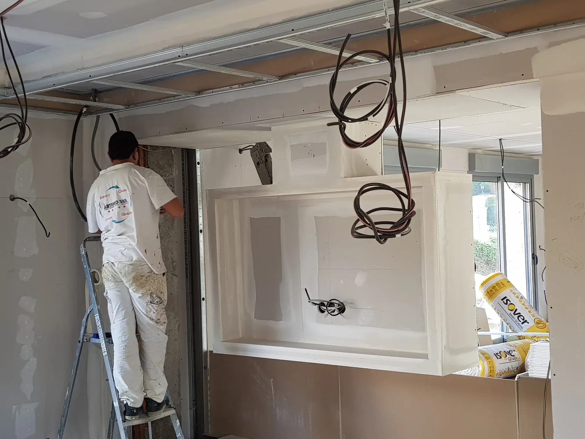 Travaux de rénovation intérieure, doublage, isolation, cloison, faux plafond, pose de carrelage, fenêtre, décoration murale et électricité