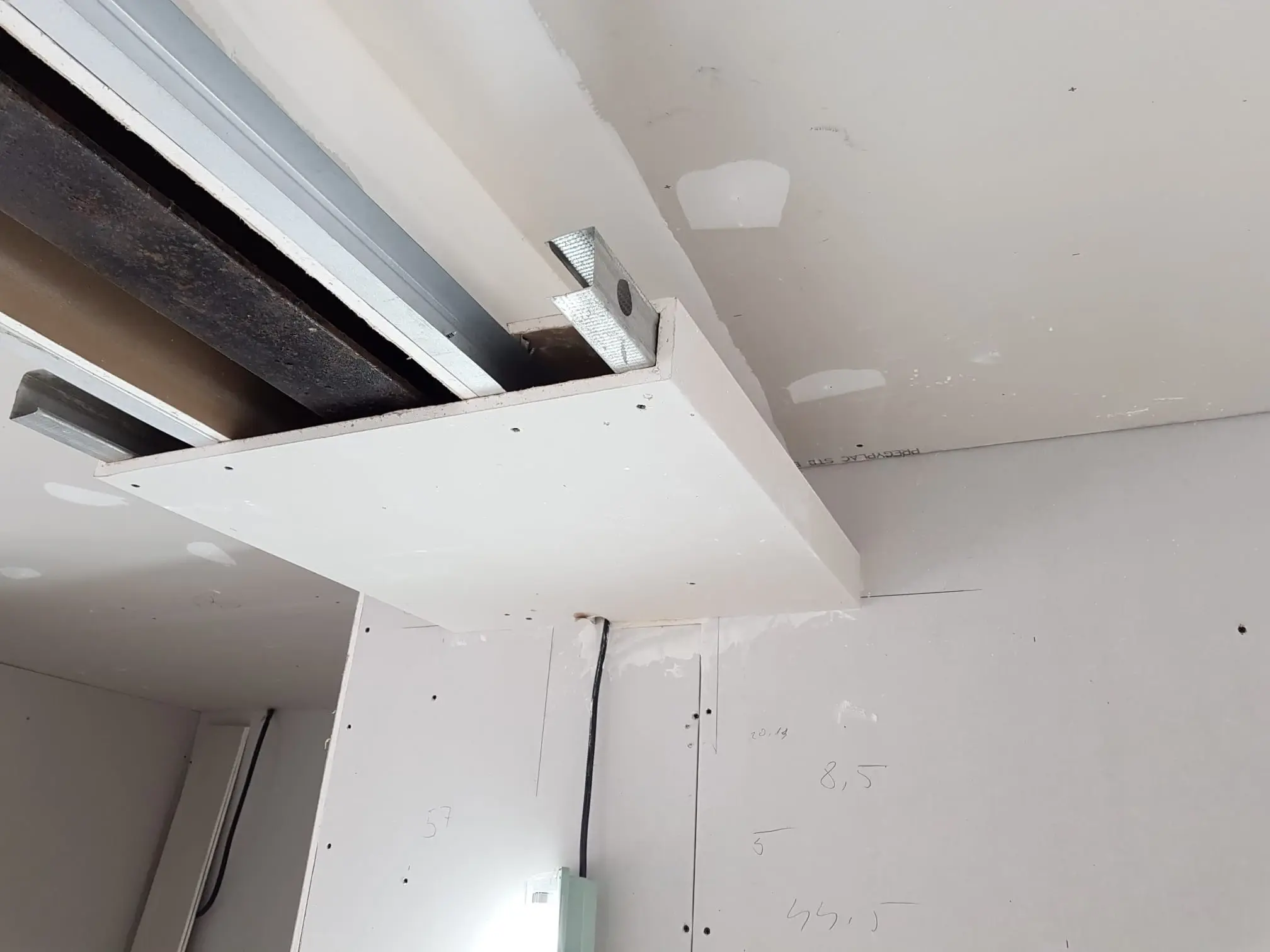 Travaux de rénovation intérieure, doublage, isolation, cloison, faux plafond, pose de carrelage, fenêtre, décoration murale et électricité