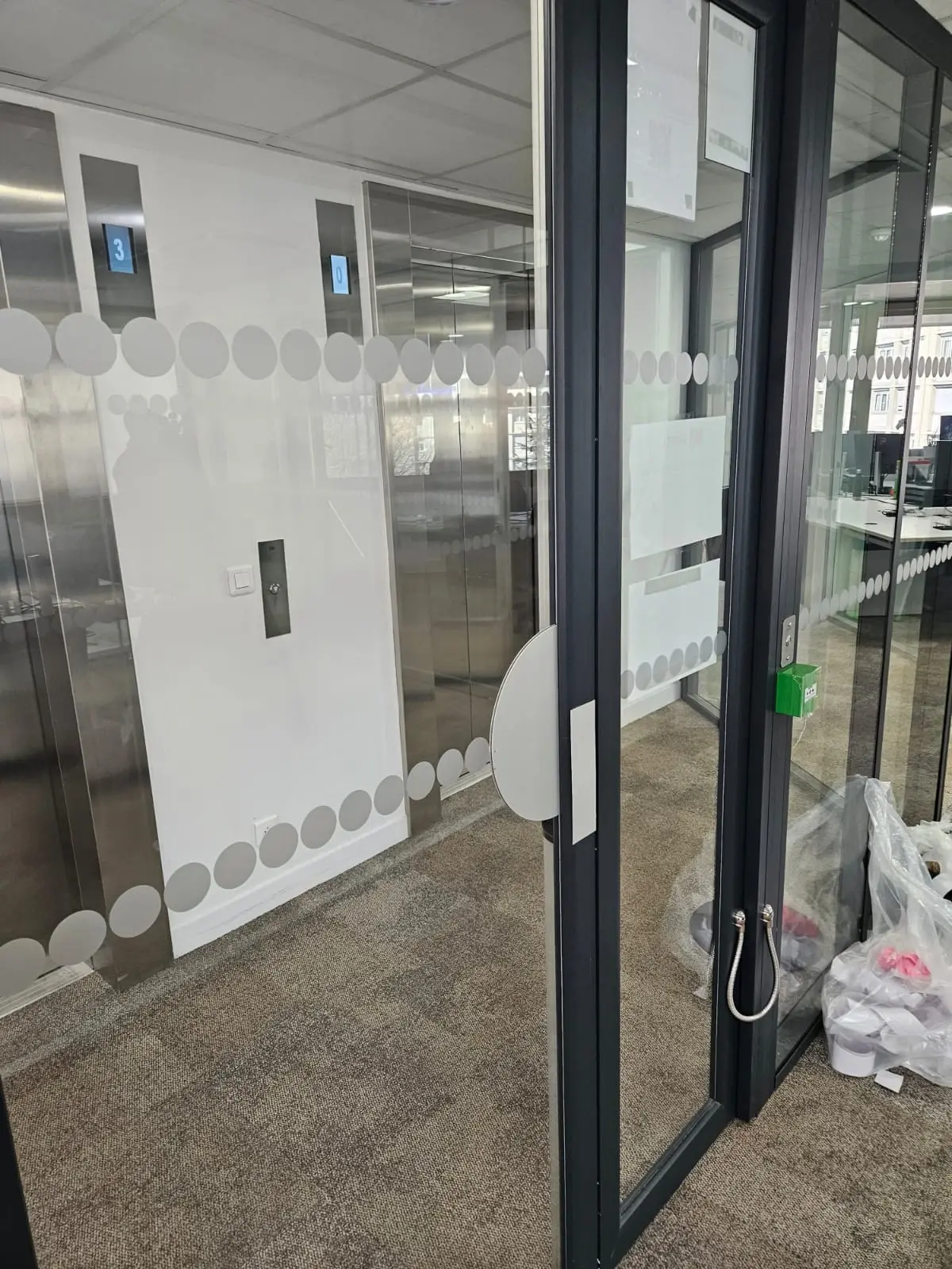 Travaux intérieurs de bureaux, pose de cloison aluminium et de faux plafond
