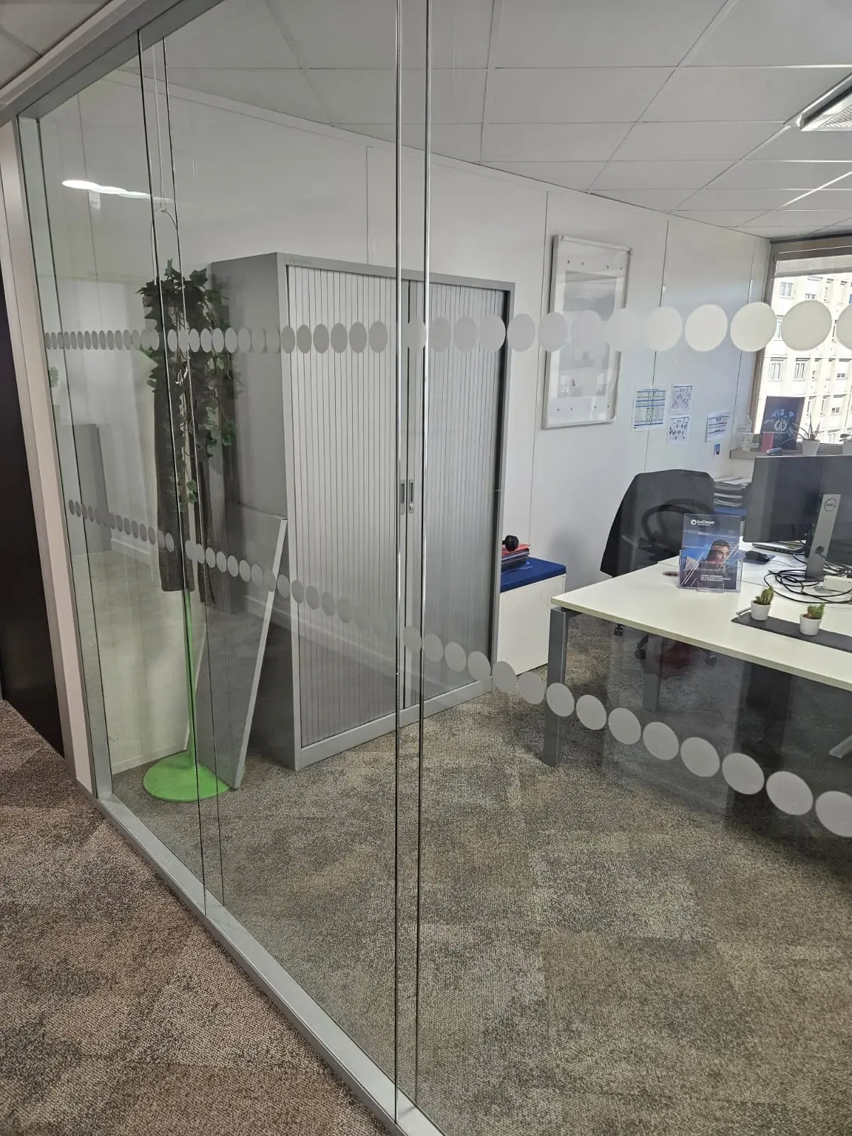Travaux intérieurs de bureaux, pose de cloison aluminium et de faux plafond