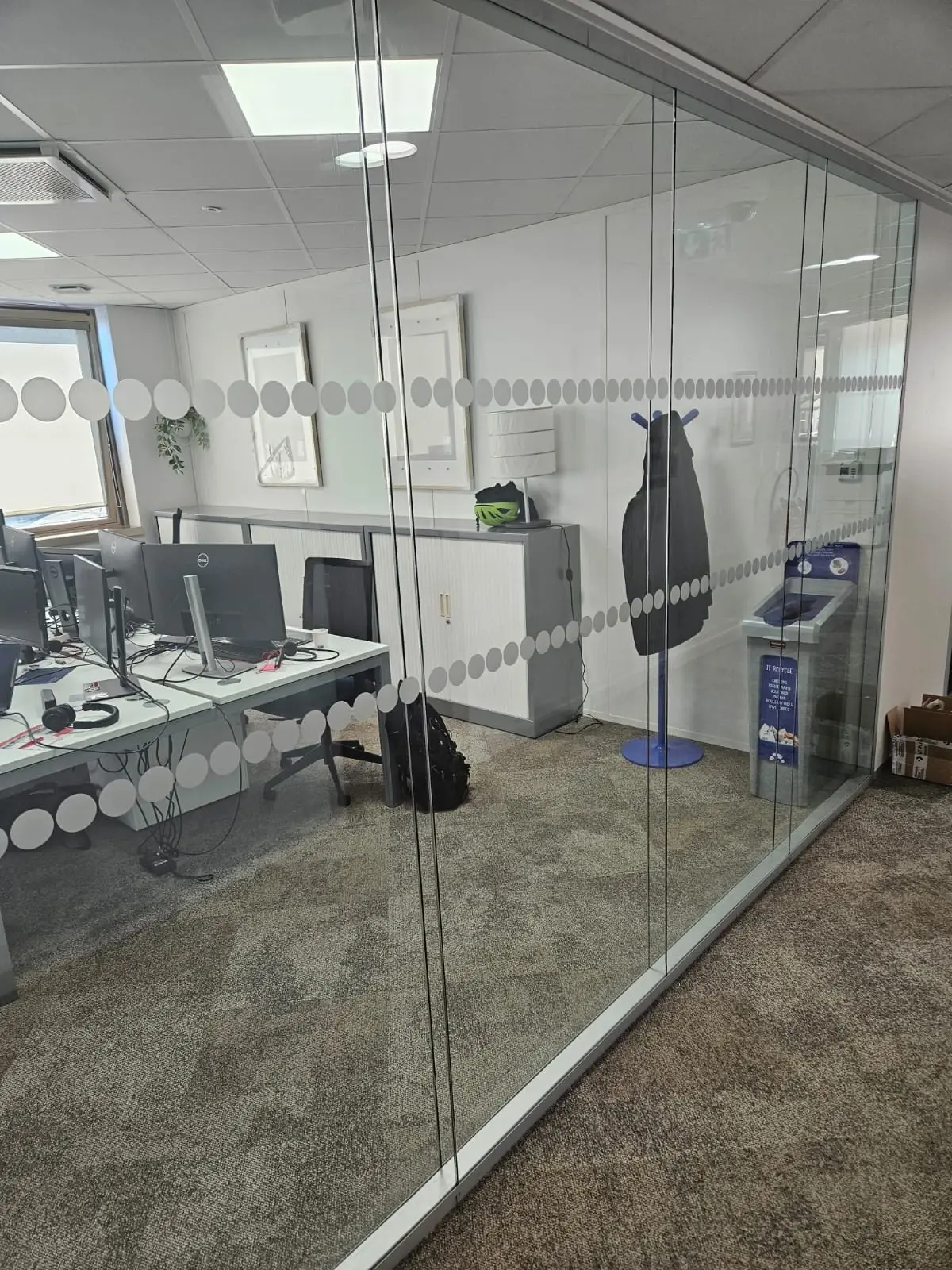 Travaux intérieurs de bureaux, pose de cloison aluminium et de faux plafond