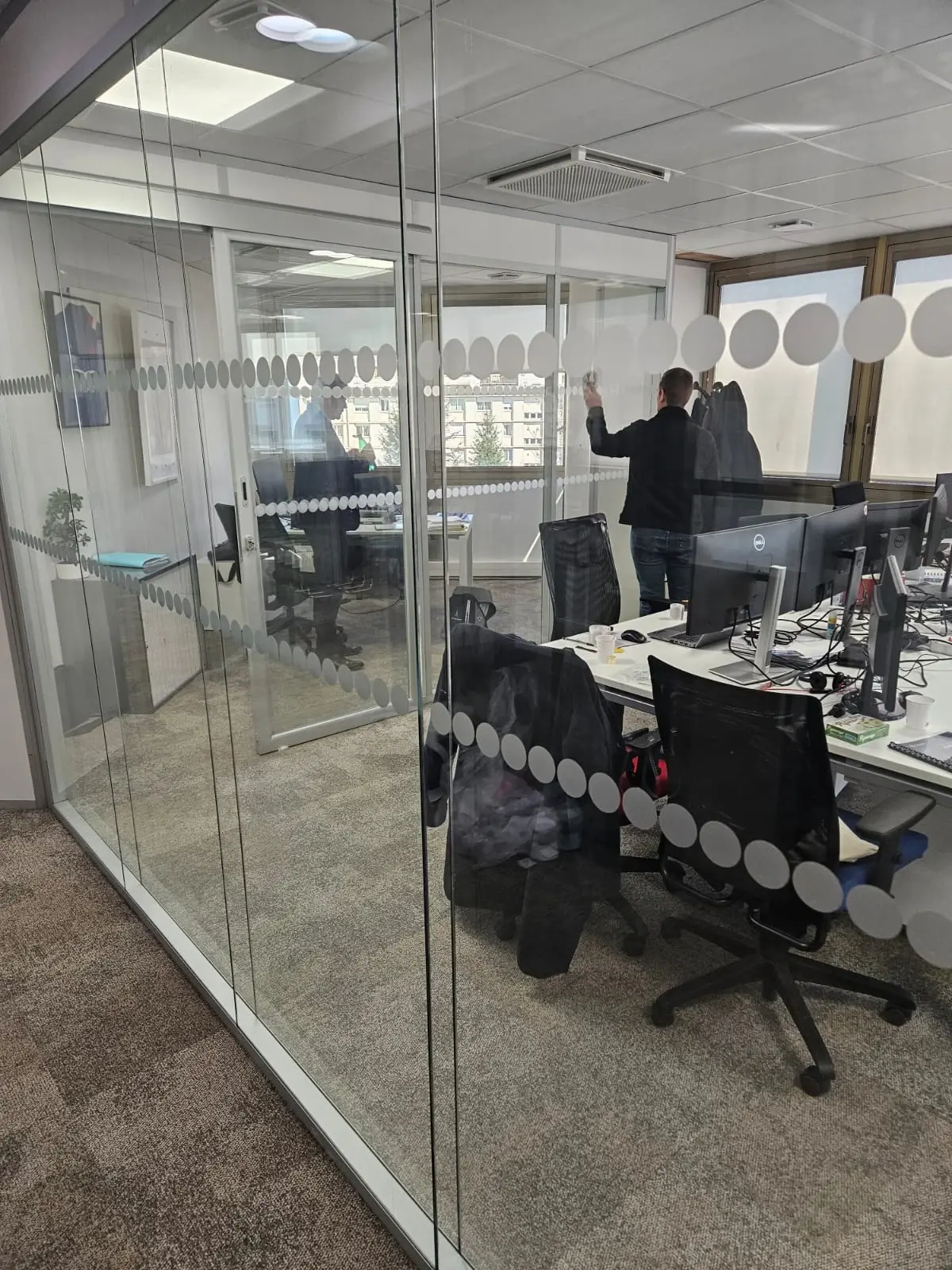 Travaux intérieurs de bureaux, pose de cloison aluminium et de faux plafond
