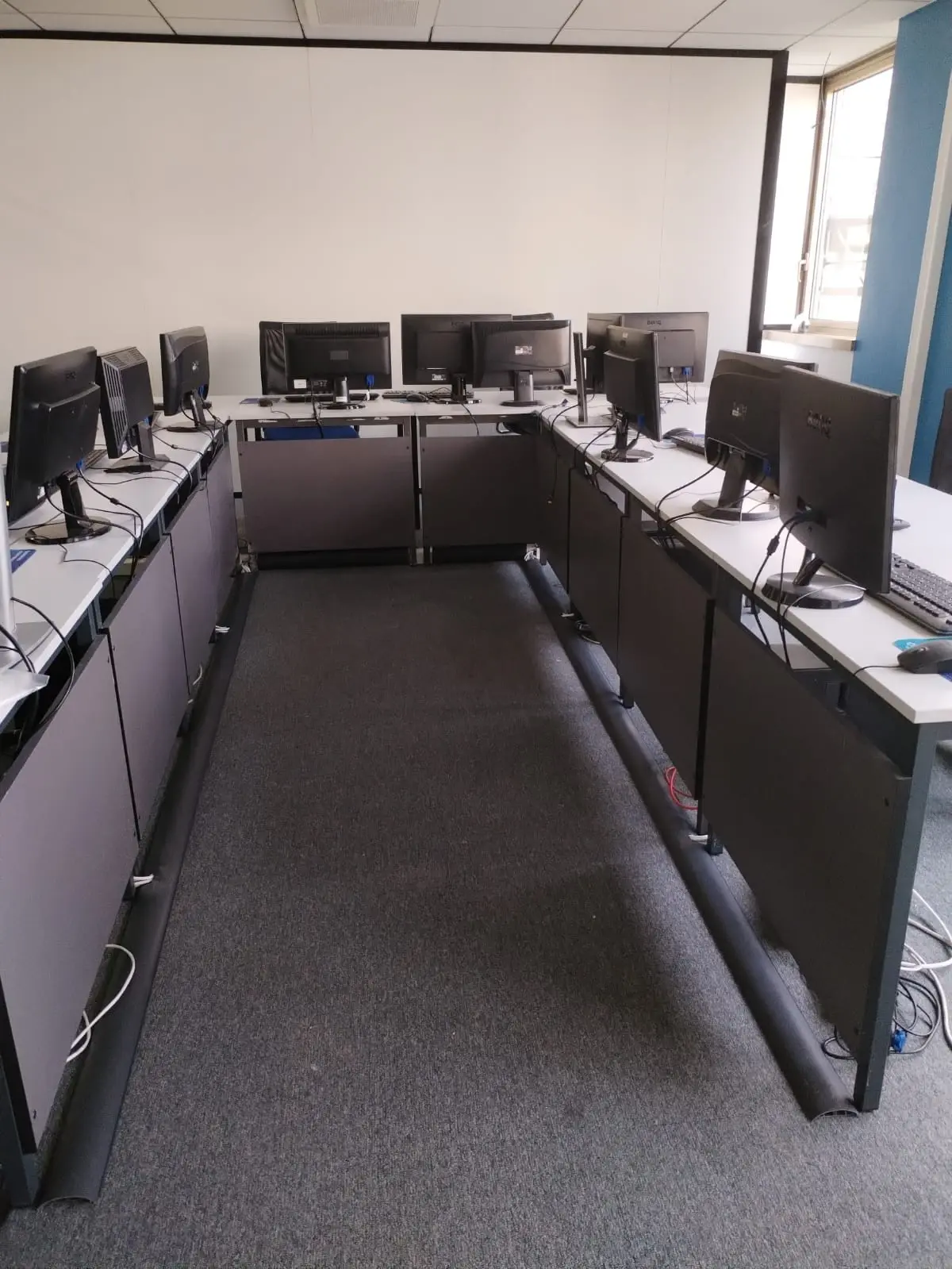 Travaux intérieurs de bureaux, pose de cloison aluminium et de faux plafond