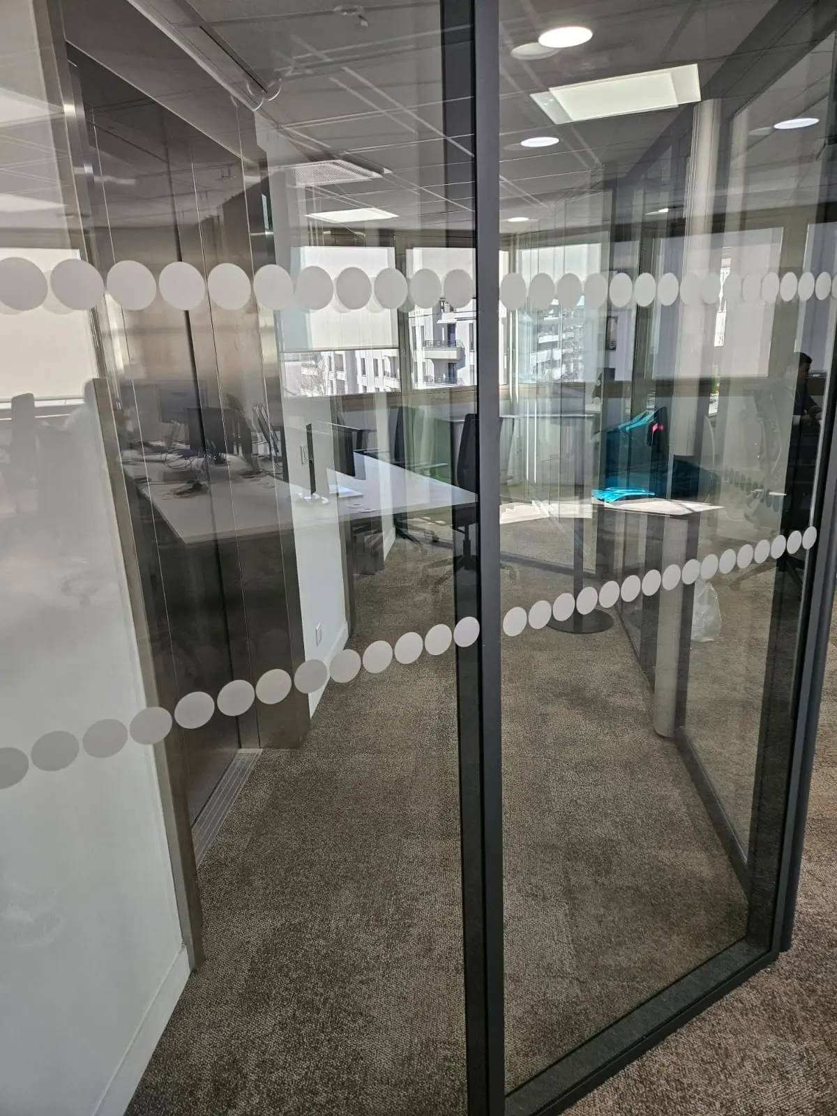 Travaux intérieurs de bureaux, pose de cloison aluminium et de faux plafond