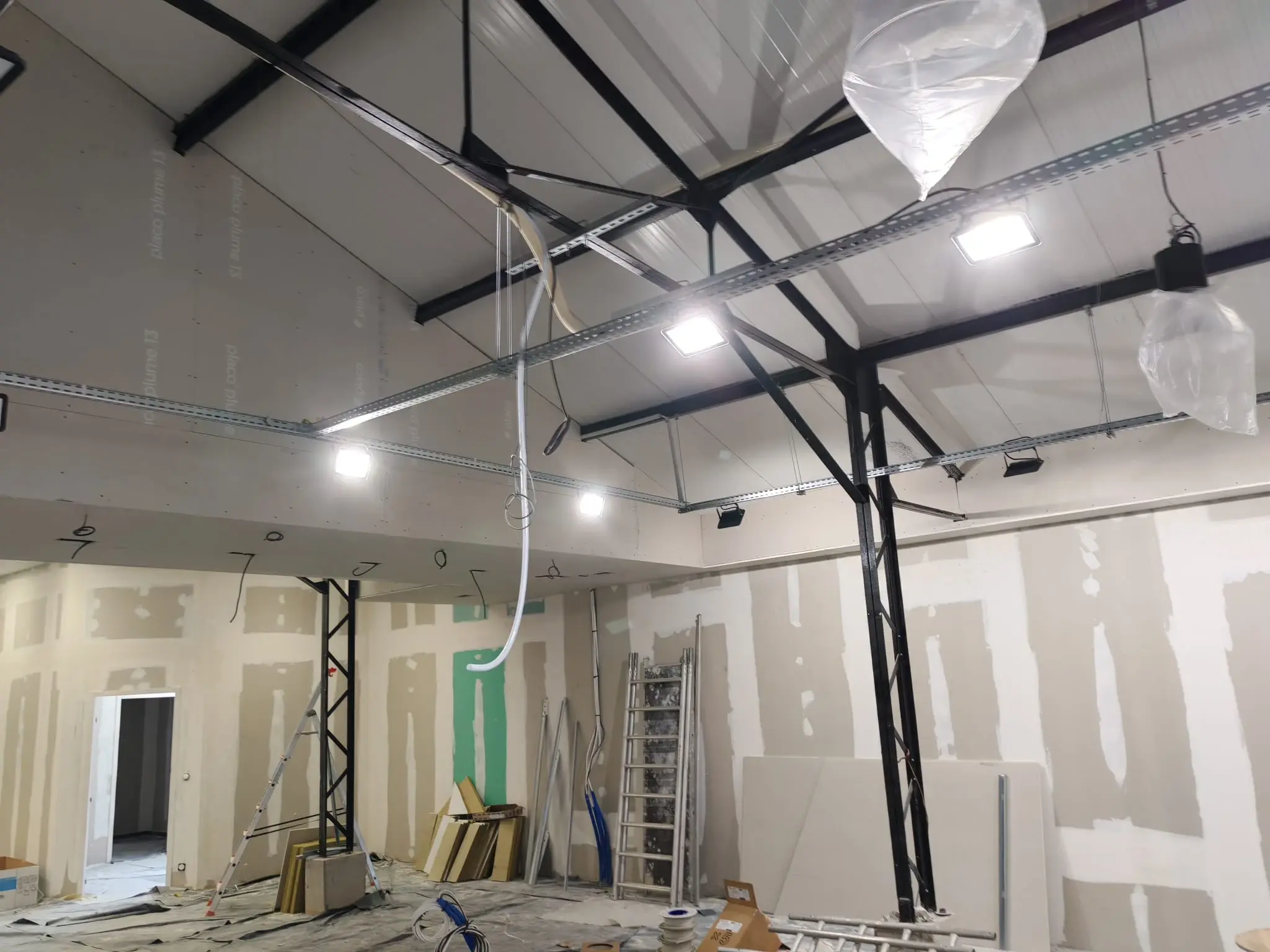 Travaux de rénovation intérieur, doublage, cloison, électricité, faux plafond démontable