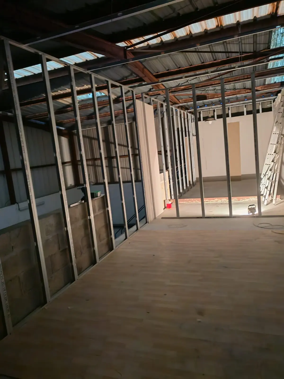 Rénovation d'entrepôt, aménagement de bureaux, pose de cloisons et faux plafonds