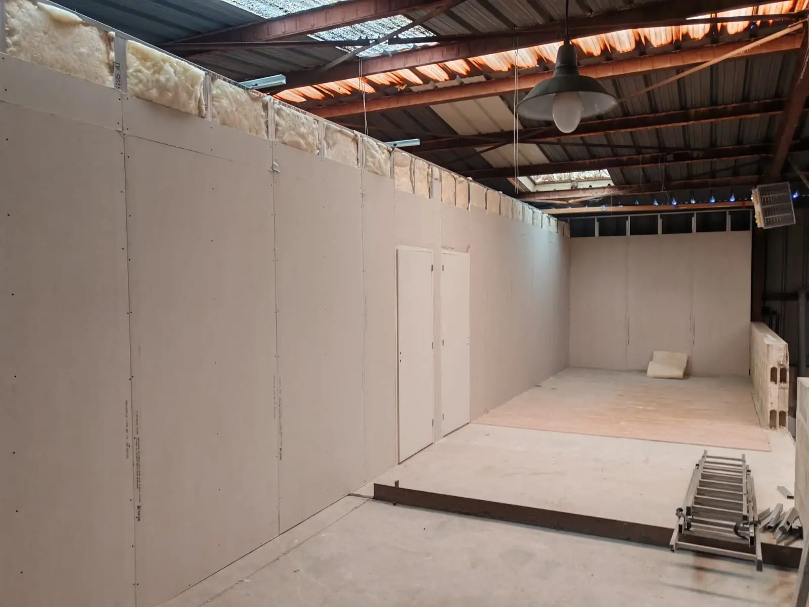 Rénovation d'entrepôt, aménagement de bureaux, pose de cloisons et faux plafonds