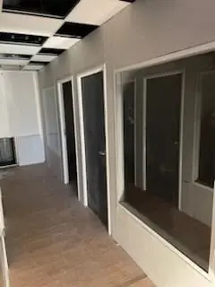 Rénovation d'entrepôt, aménagement de bureaux, pose de cloisons et faux plafonds