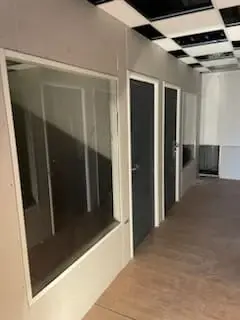 Rénovation d'entrepôt, aménagement de bureaux, pose de cloisons et faux plafonds