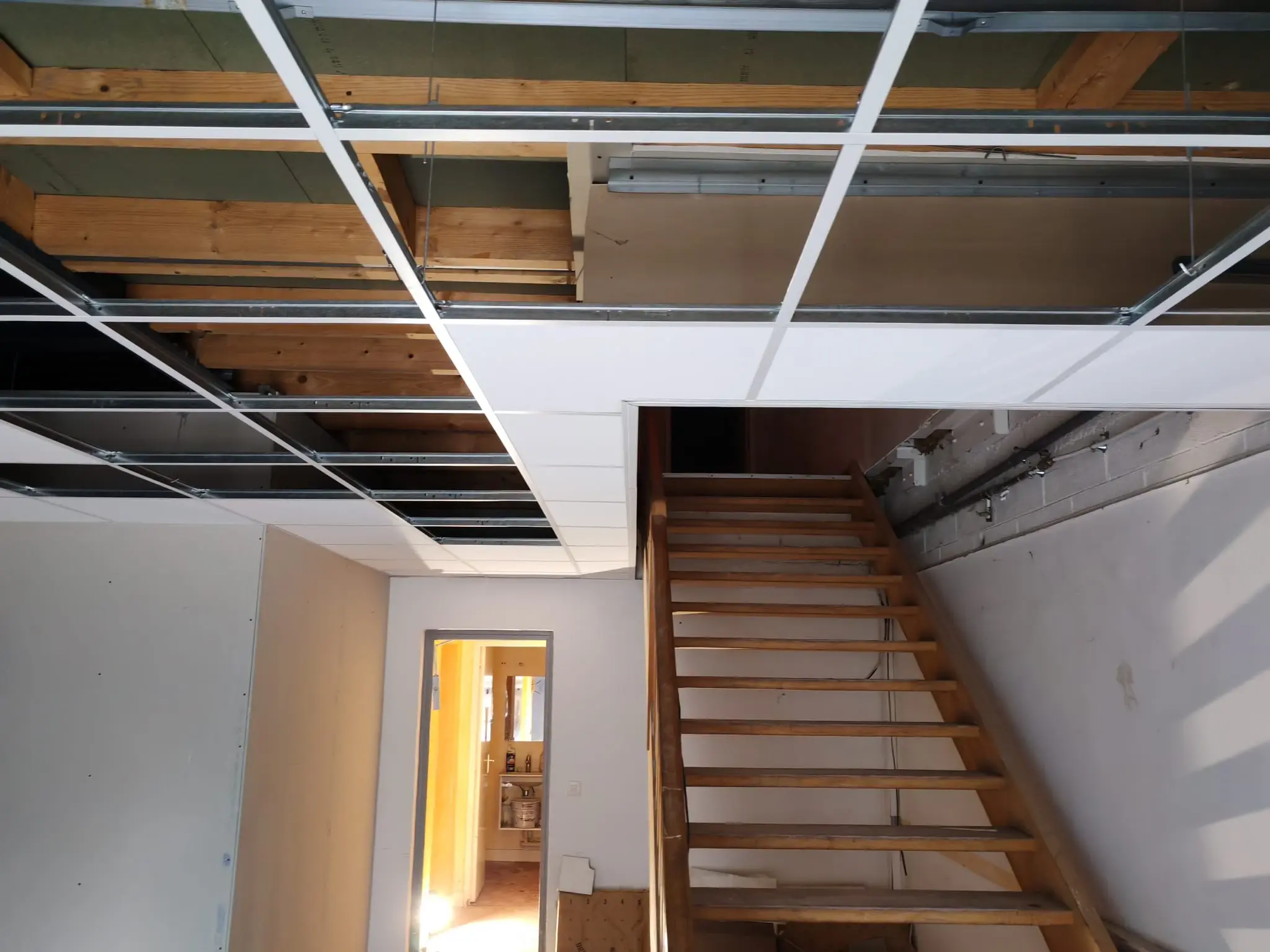 Rénovation d'entrepôt, aménagement de bureaux, pose de cloisons et faux plafonds