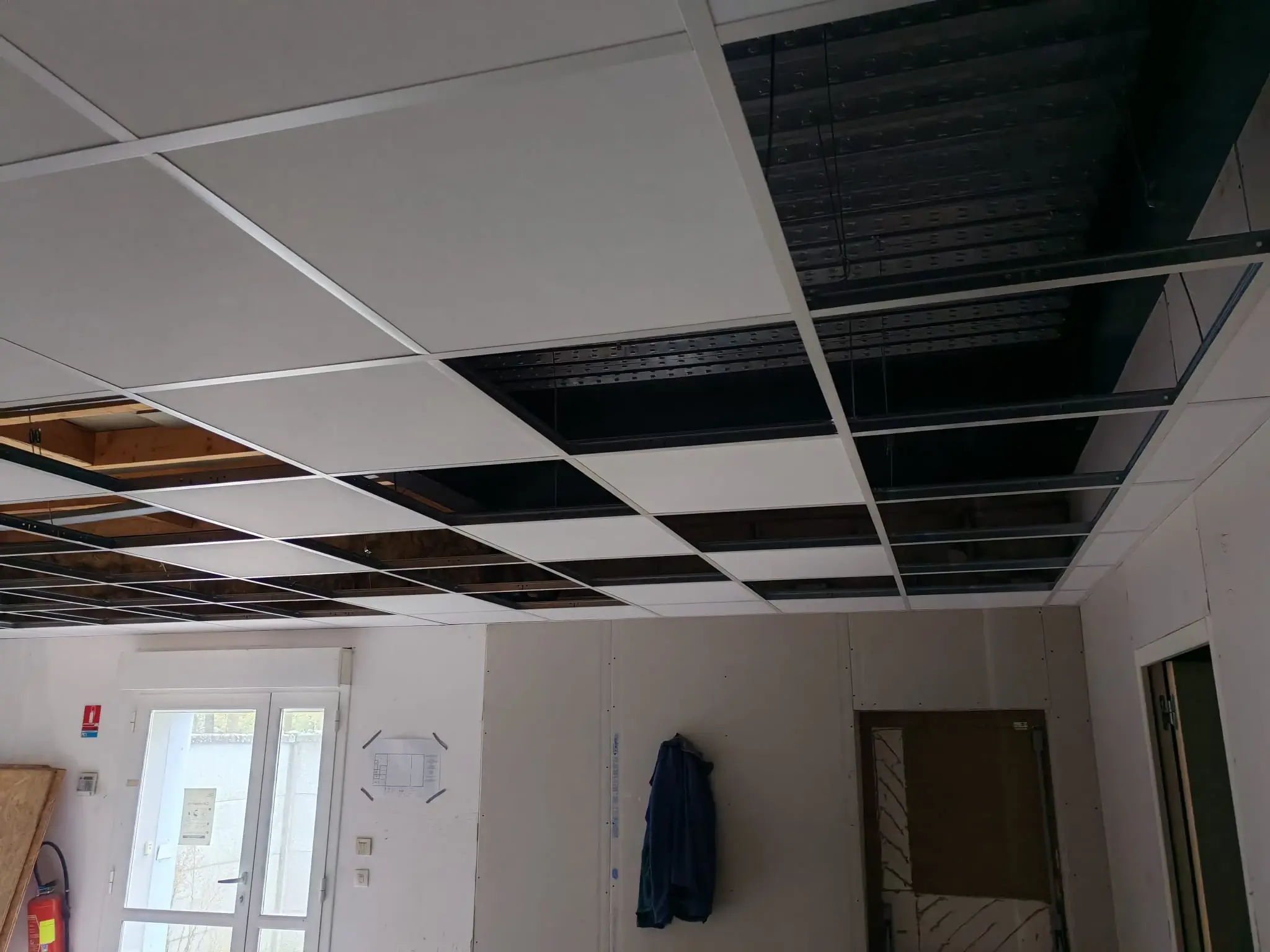 Rénovation d'entrepôt, aménagement de bureaux, pose de cloisons et faux plafonds